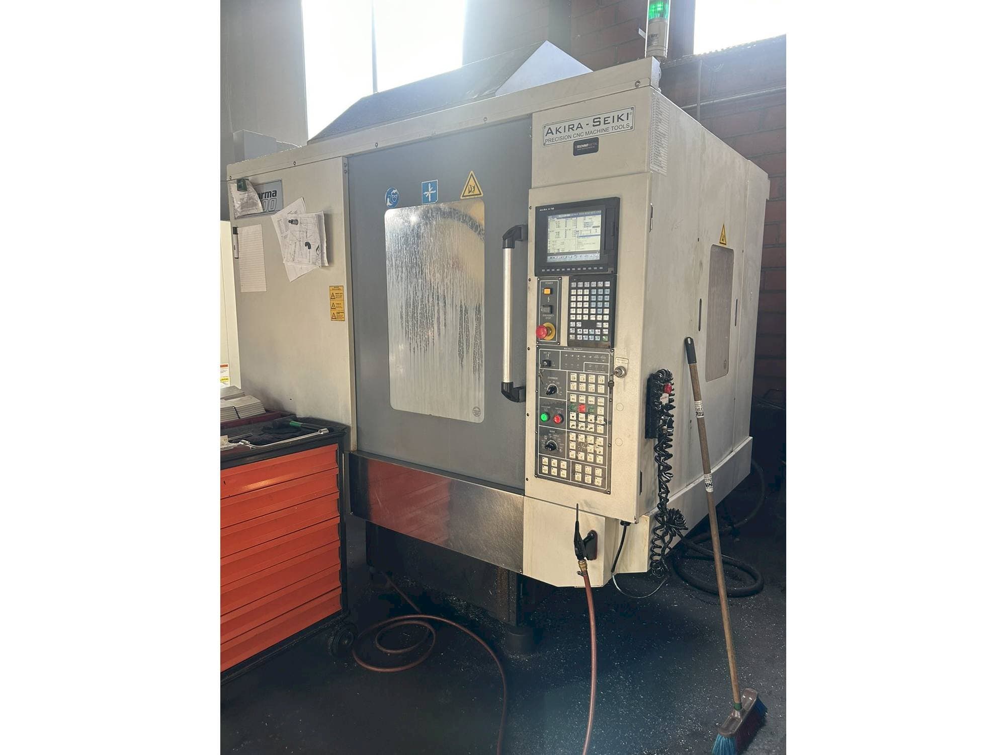 Mašīnas Akira Seiki PC700 pretskats