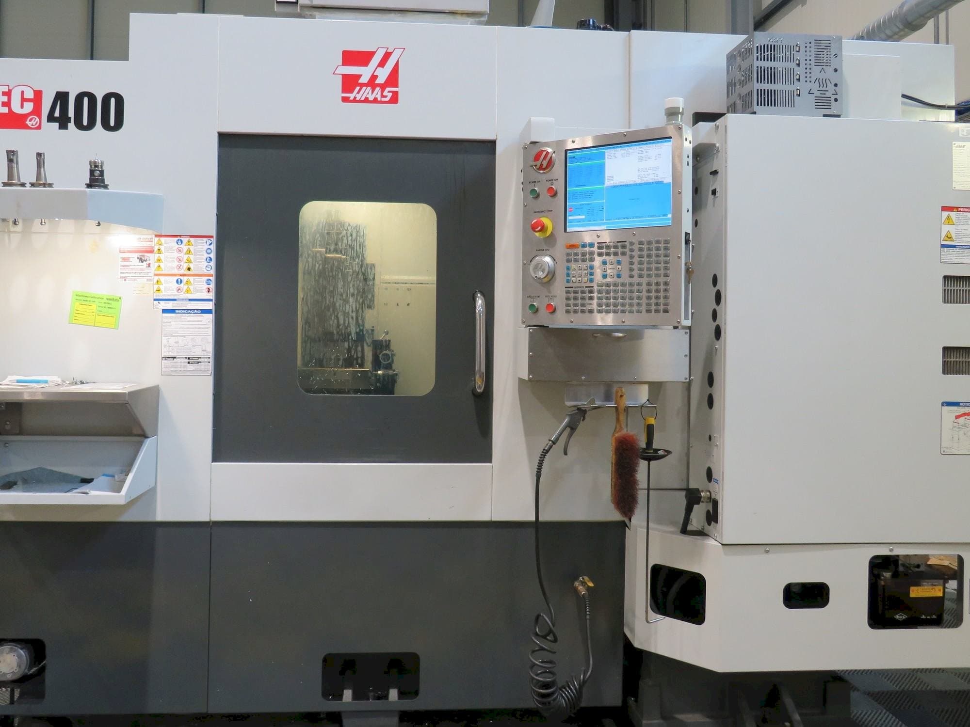 Mašīnas HAAS EC-400 pretskats