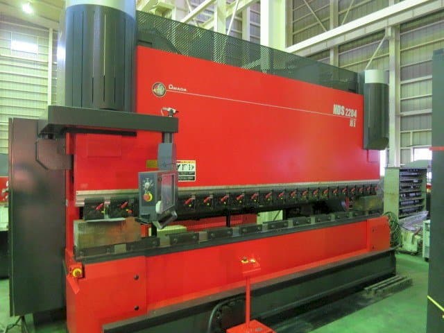 Mašīnas AMADA HDS 2204NT kreisās malas skats