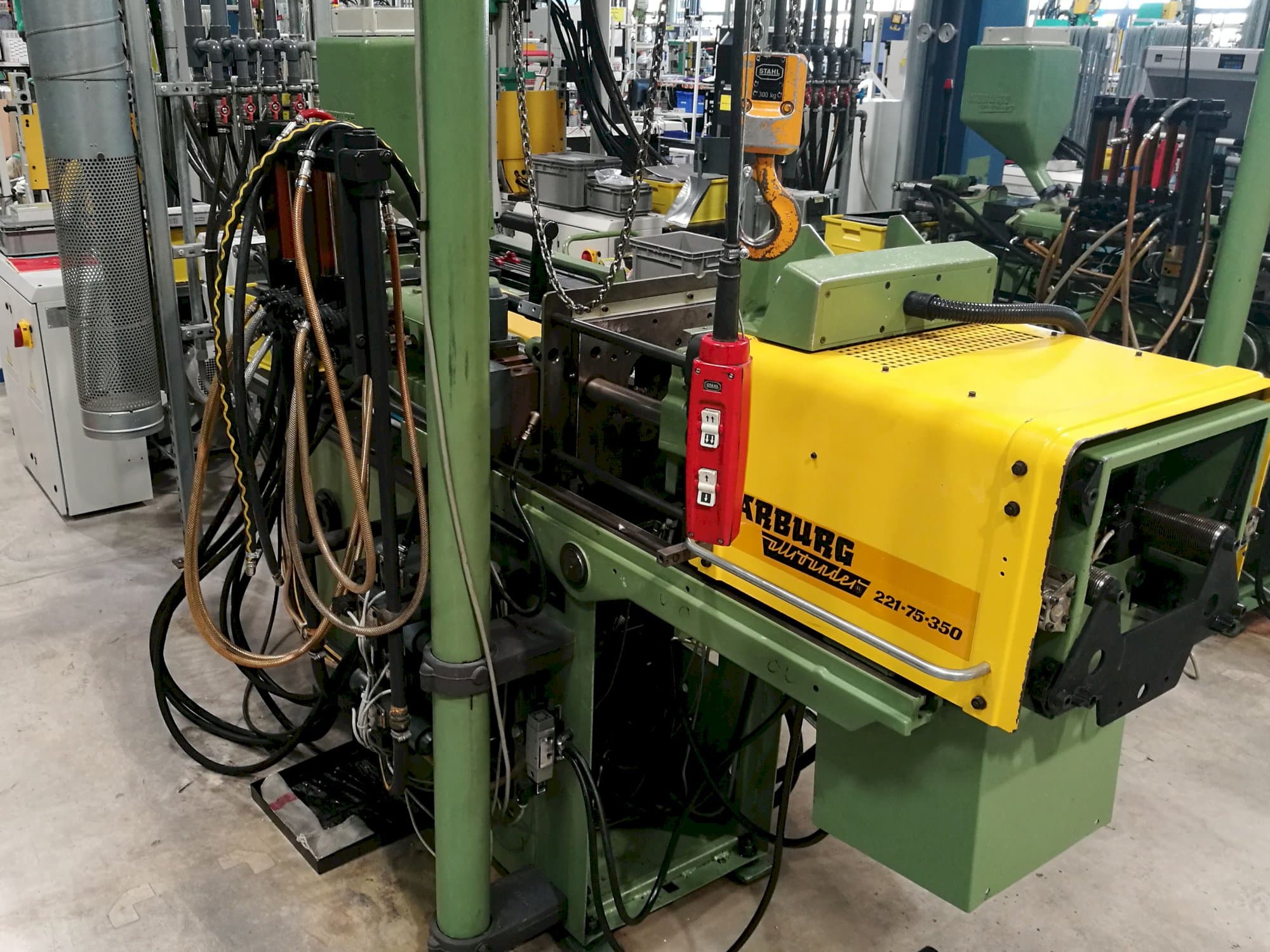 Mašīnas Arburg Allrounder 221-75-350 skats no labās puses