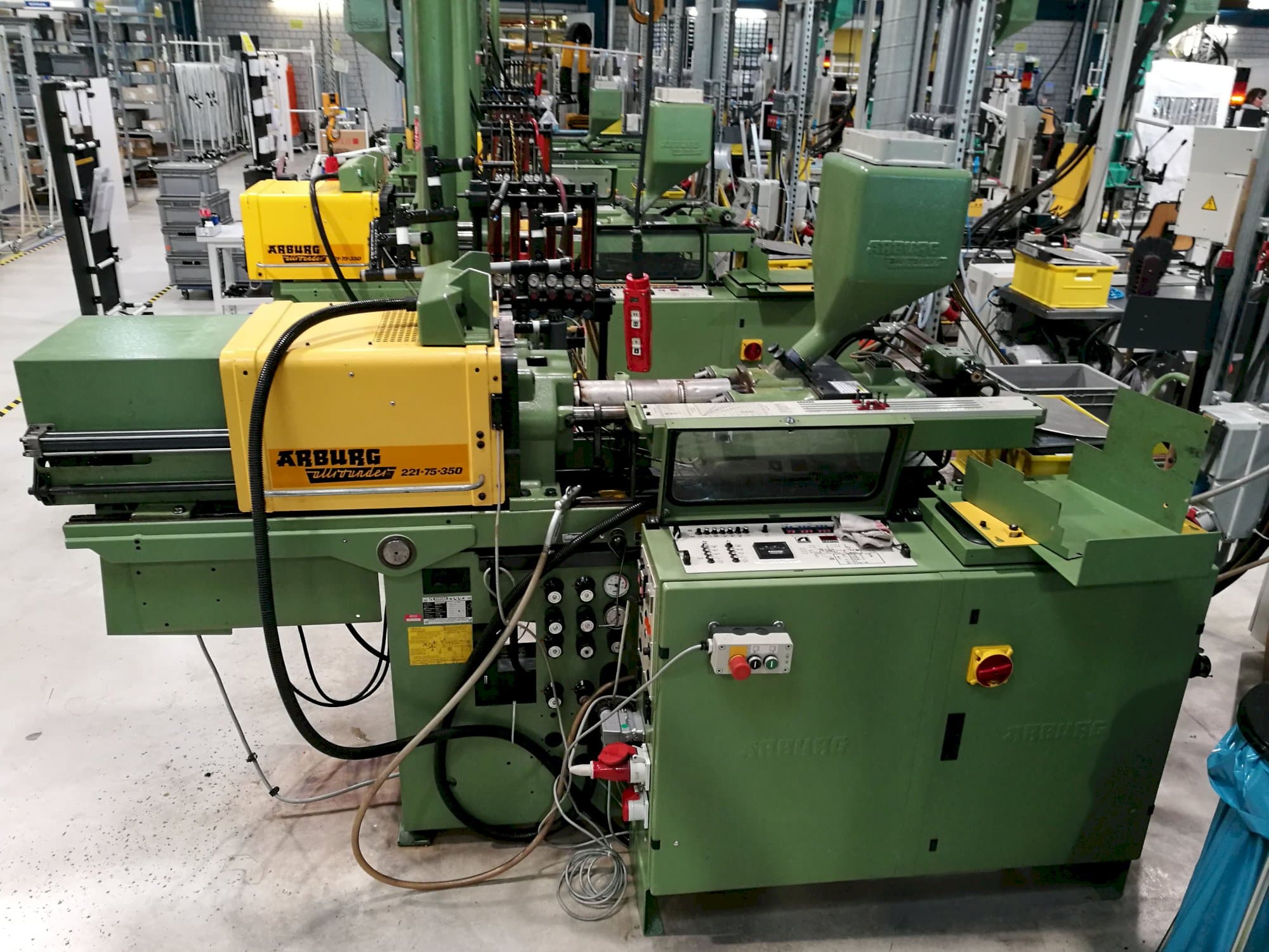 Mašīnas Arburg Allrounder 221-75-350 labās malas skats