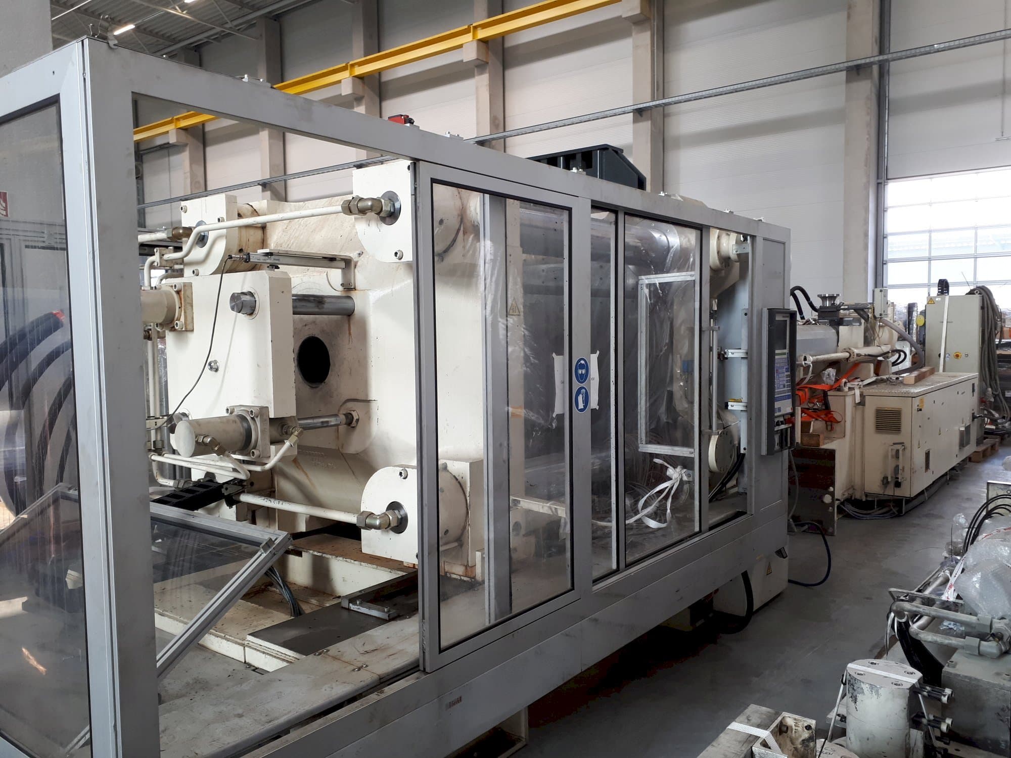 Mašīnas Krauss Maffei 650-2700 C1 pretskats