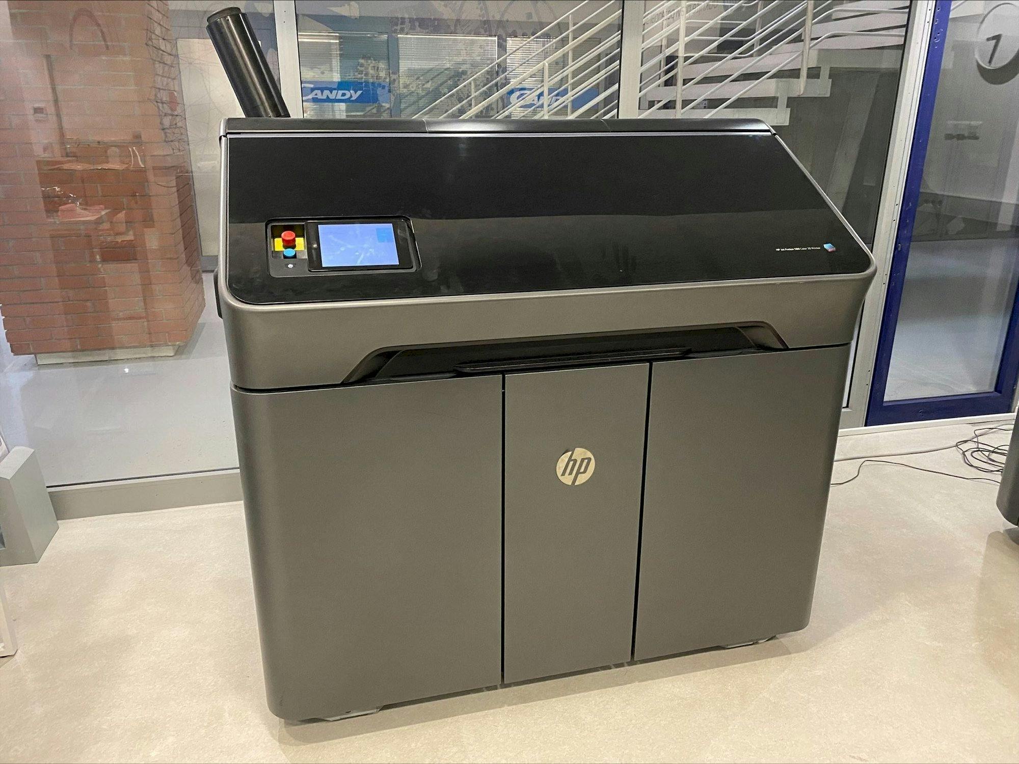 Mašīnas HP Jet Fusion 580 Color 3D printer M2K85A  pretskats
