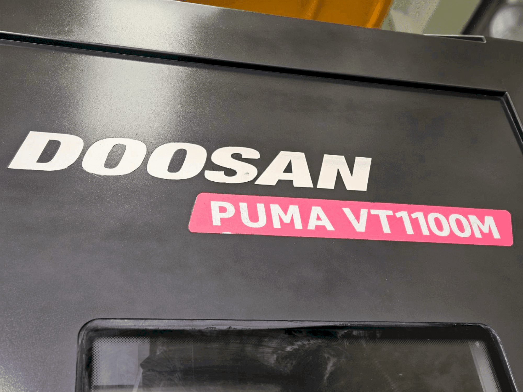 Mašīnas DOOSAN VT1100M pretskats