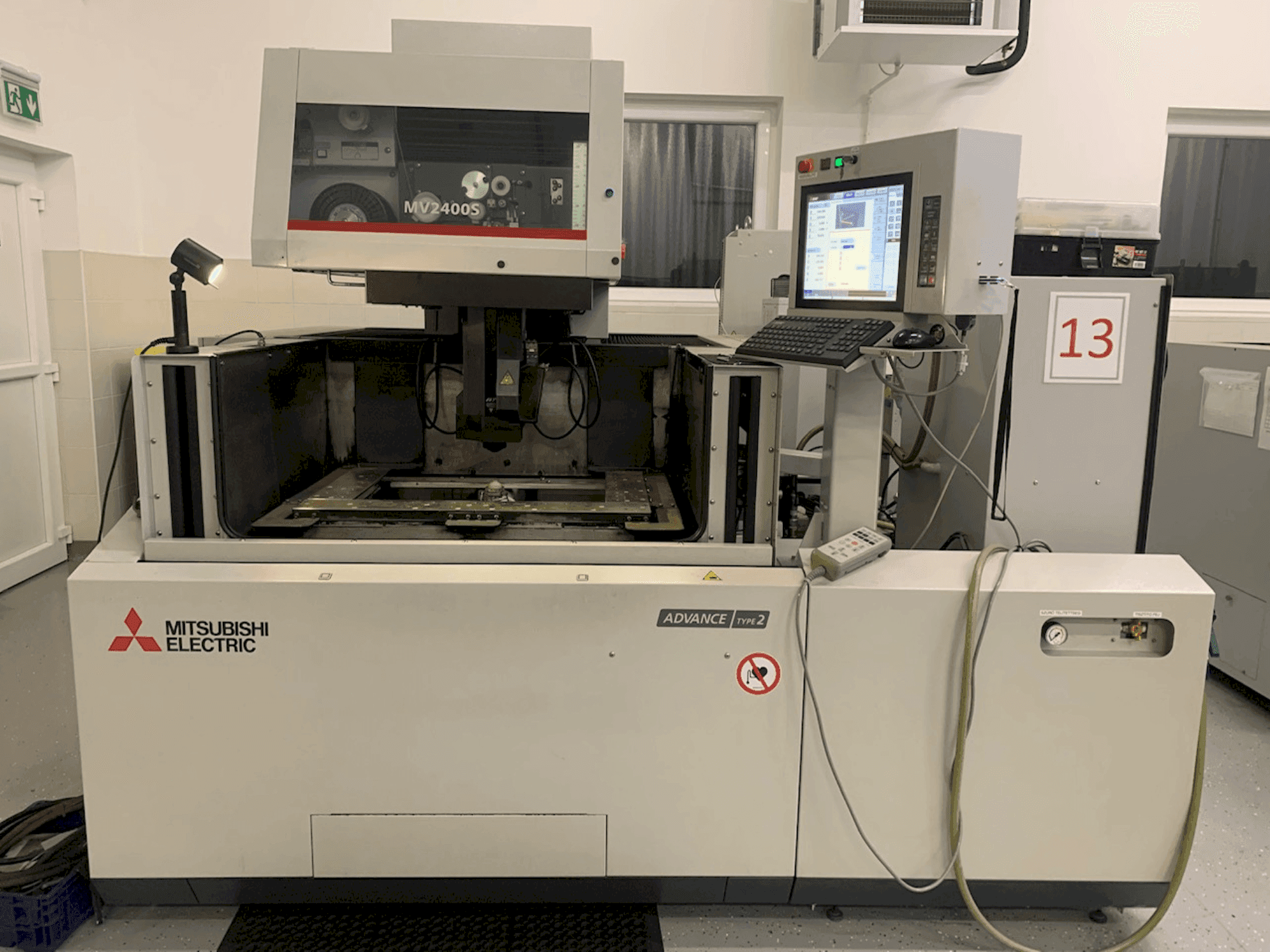 Mašīnas Mitsubishi MV2400S pretskats