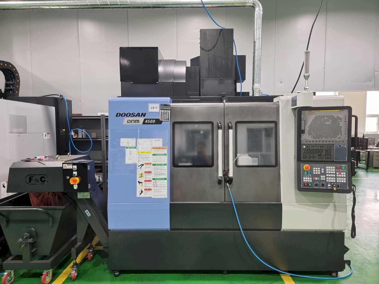Mašīnas Doosan DNM 4500 pretskats