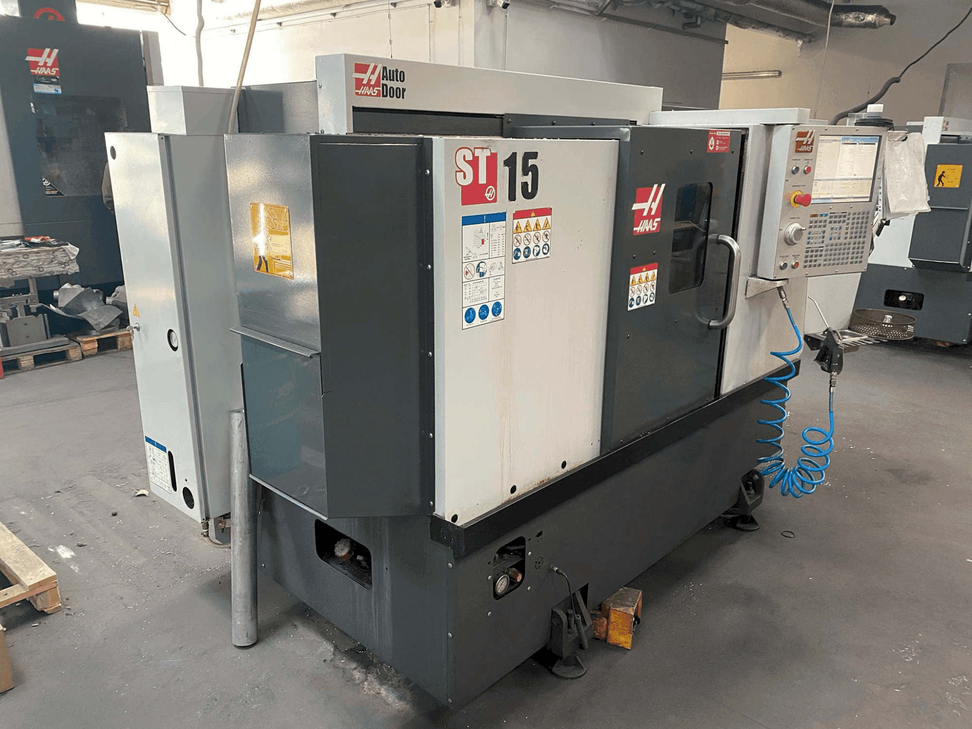 Mašīnas HAAS ST-15 pretskats