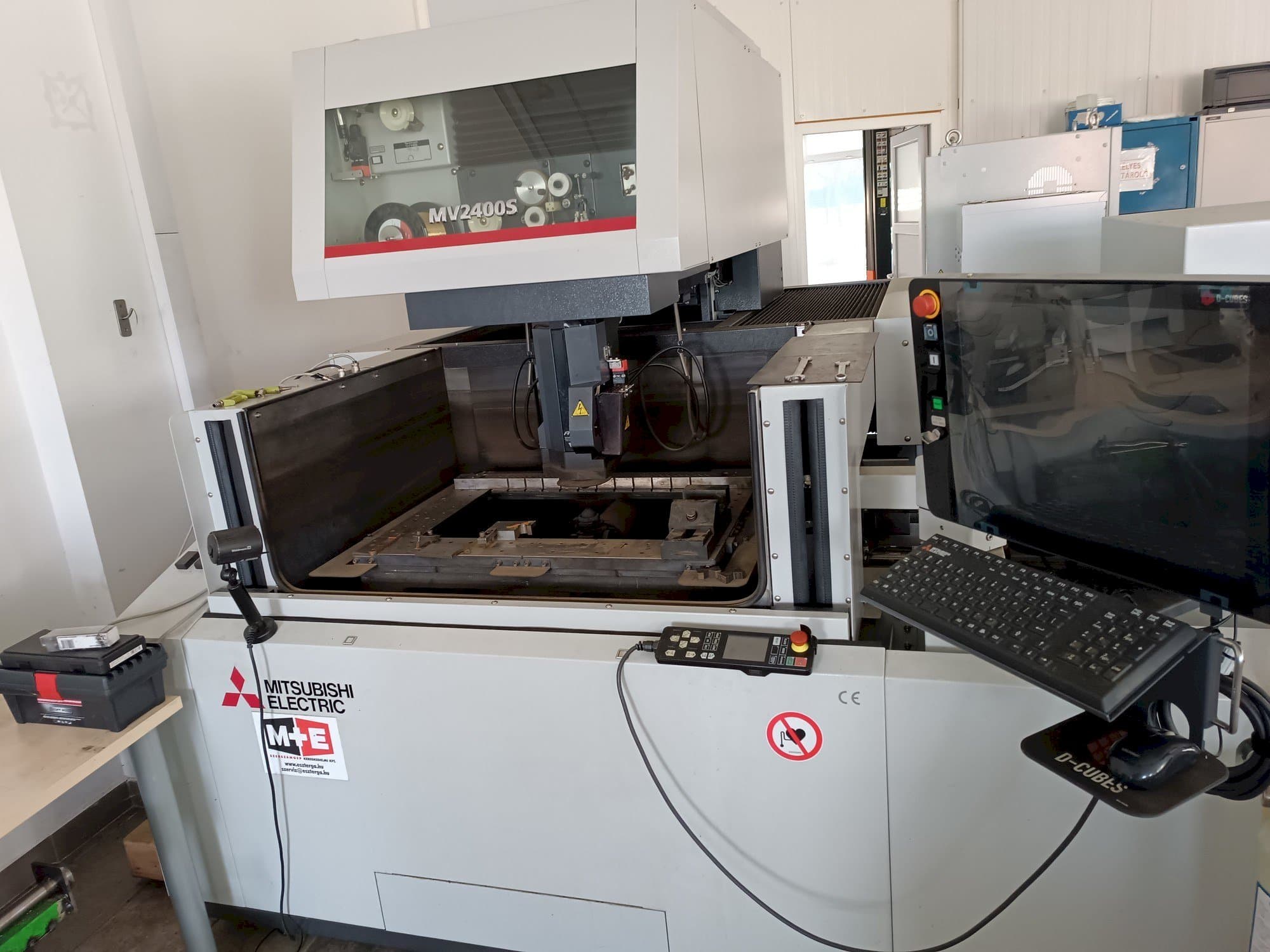 Mašīnas Mitsubishi MV2400S pretskats