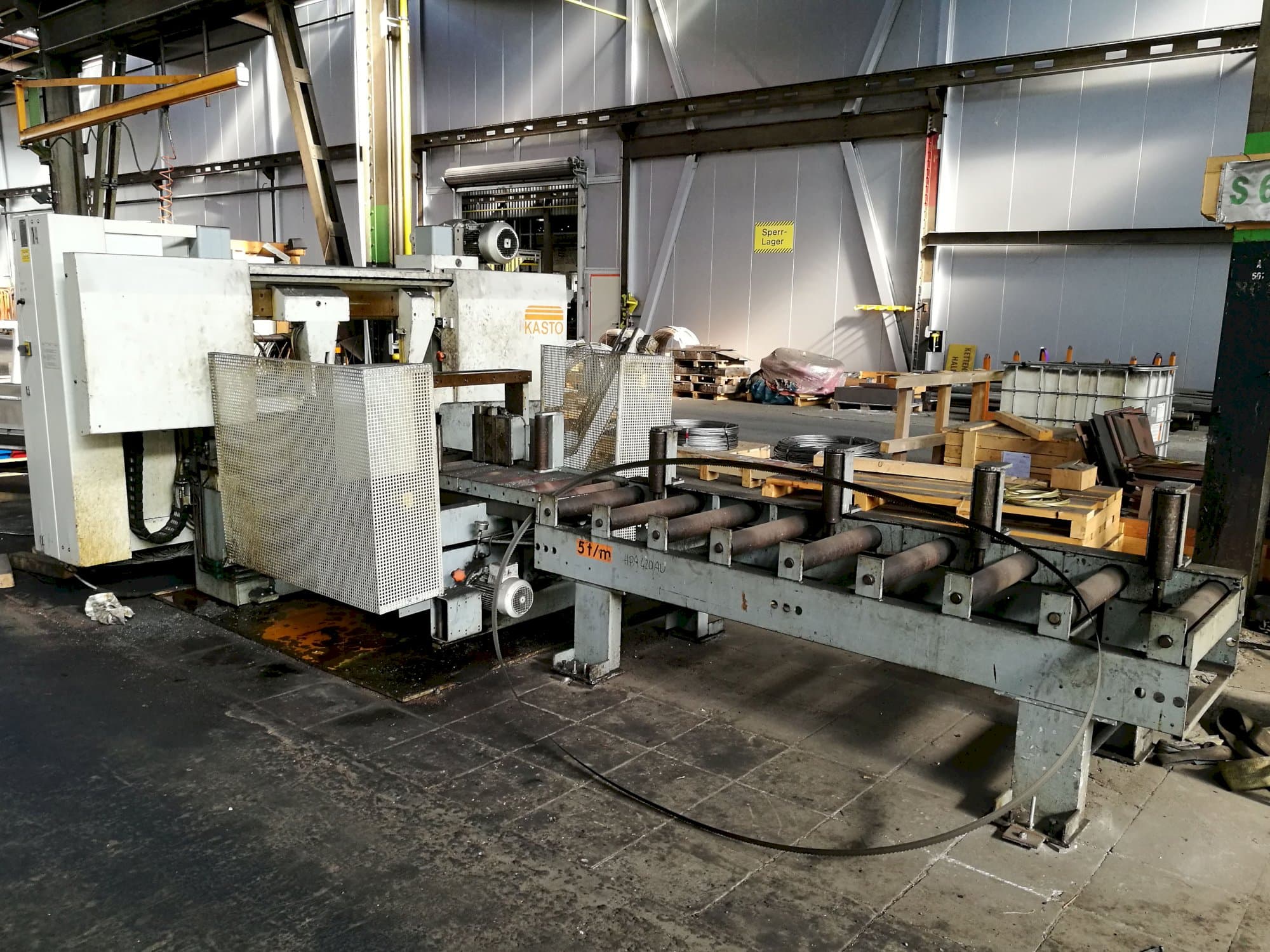 Mašīnas KASTO HBA 420 AU skats no labās puses