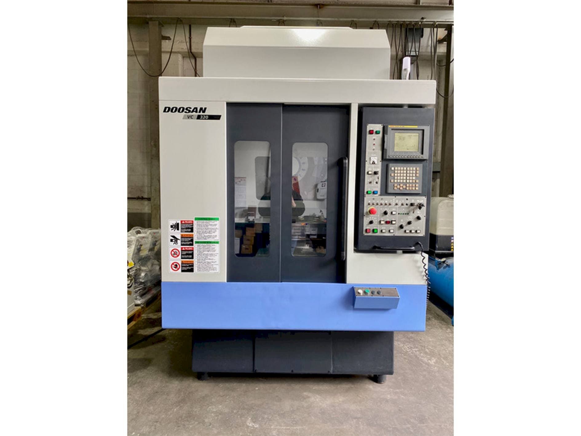 Mašīnas Doosan VC 320 pretskats