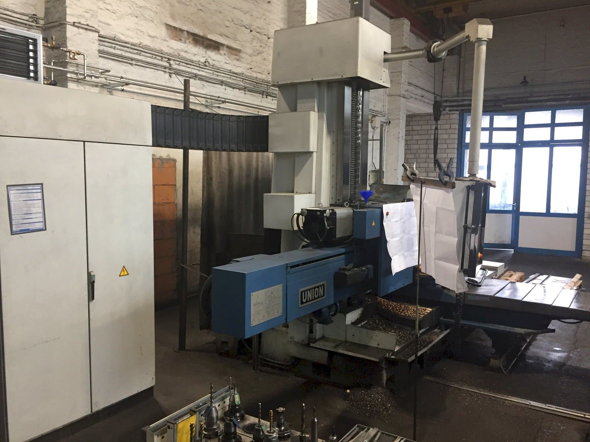 Mašīnas Union BFT 102 kreisās malas skats