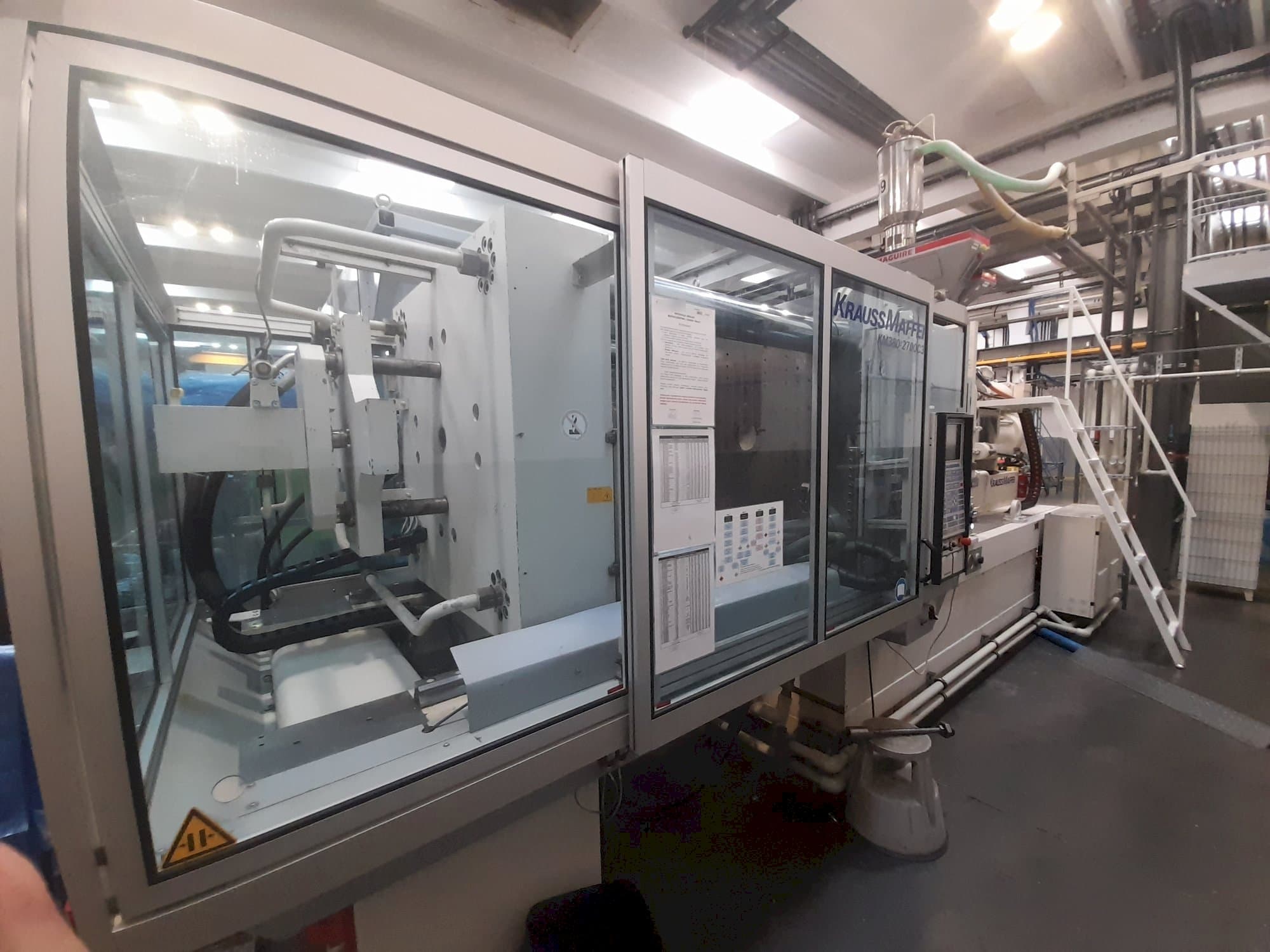 Mašīnas Krauss Maffei 380-2700 C3 kreisās malas skats