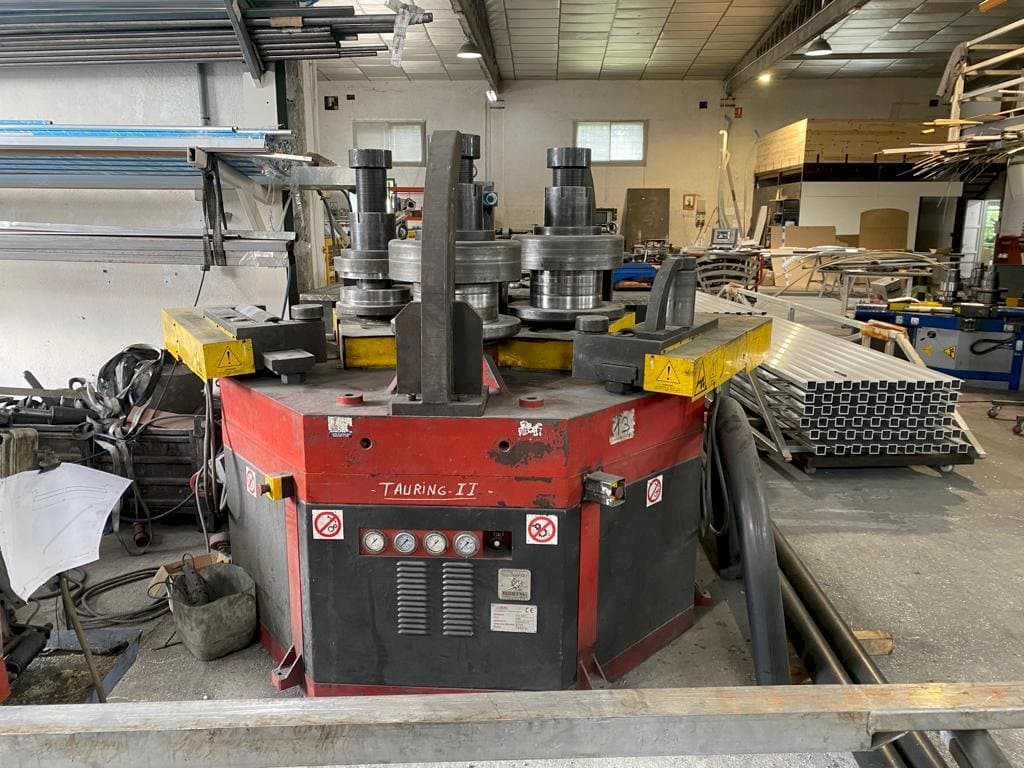 Mašīnas Tauring Alfa 200 pretskats