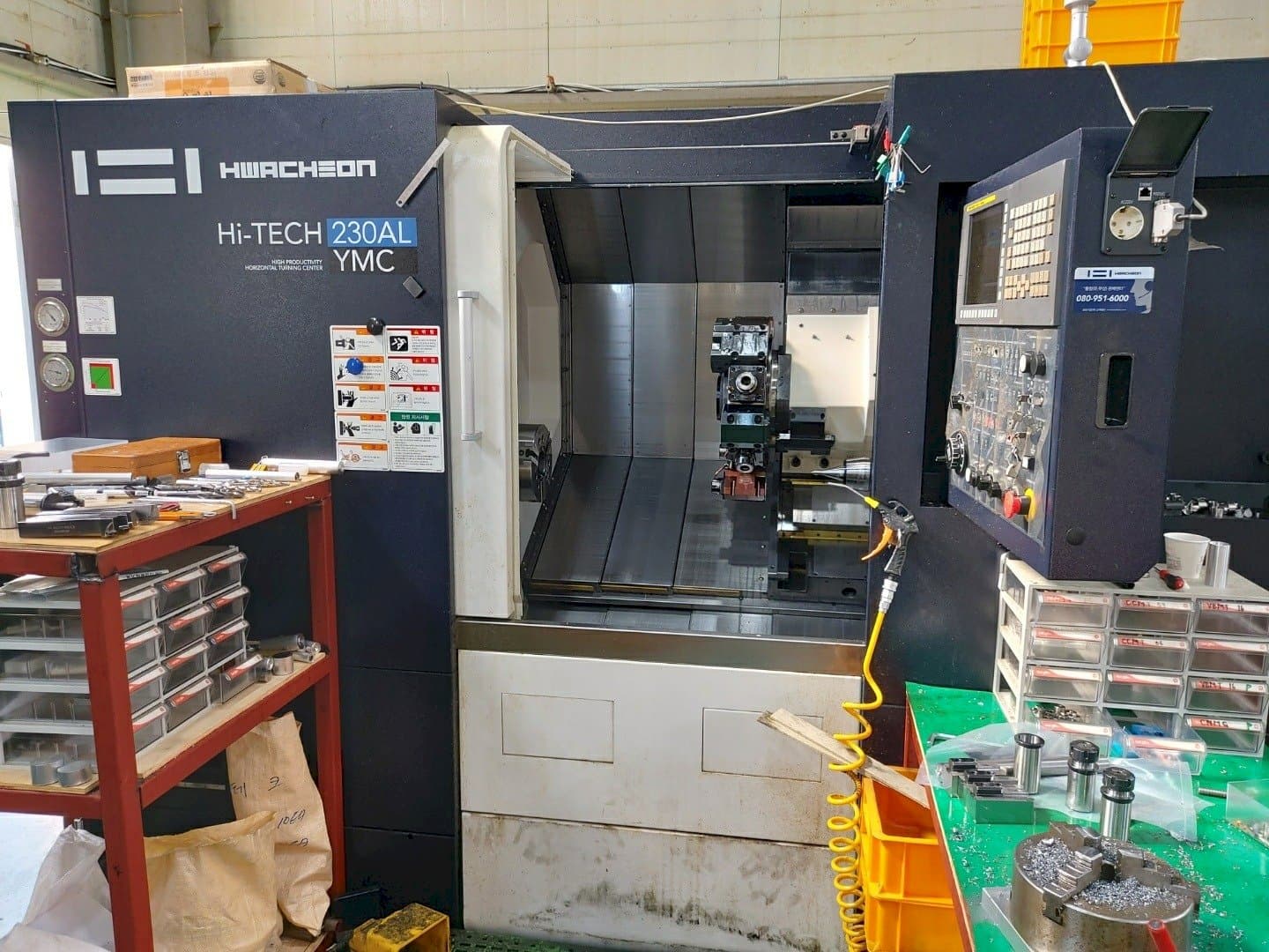 Mašīnas HWACHEON Hi-TECH 230AL YMC pretskats