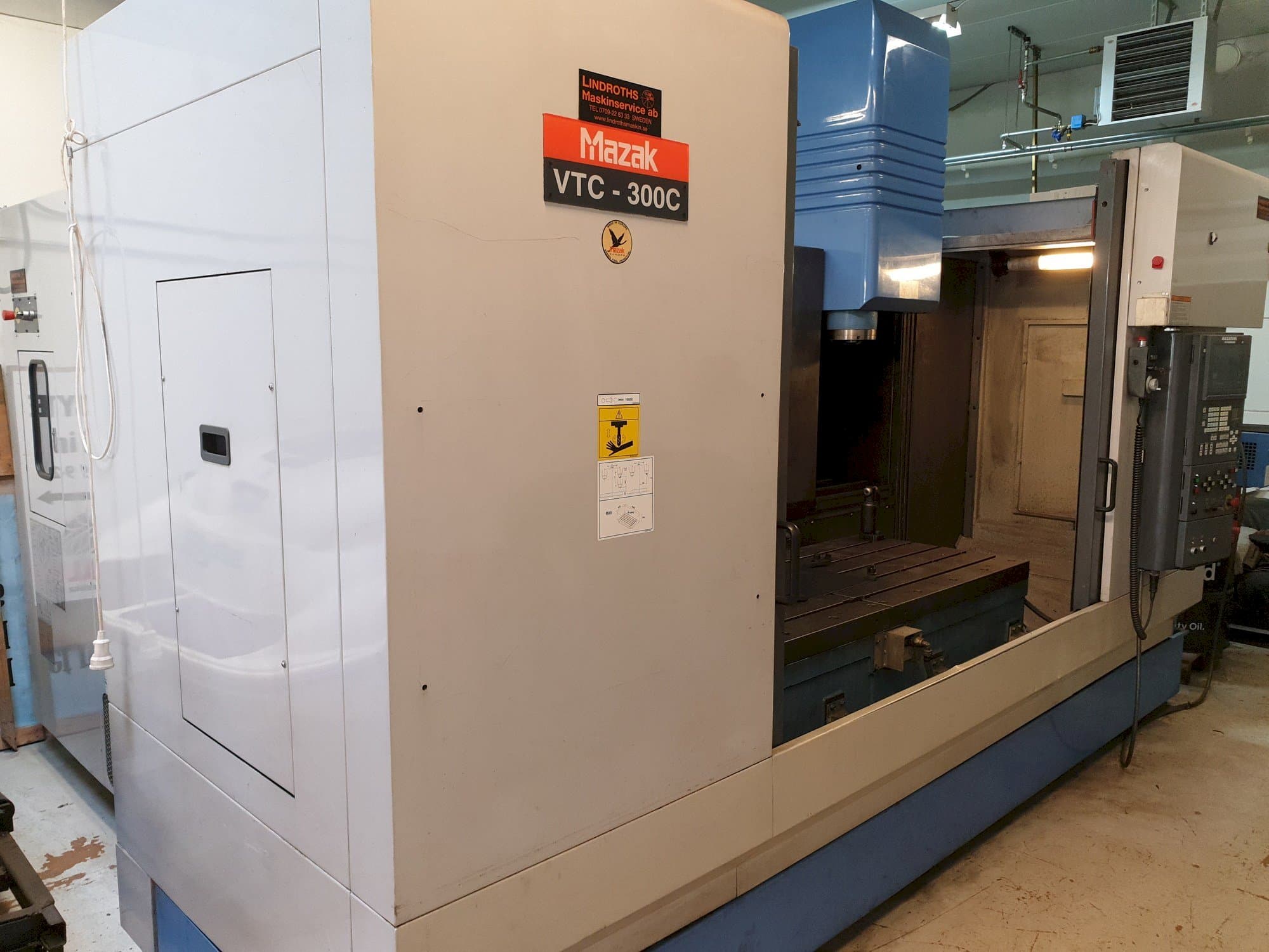 Mašīnas Mazak VTC-300C kreisās malas skats