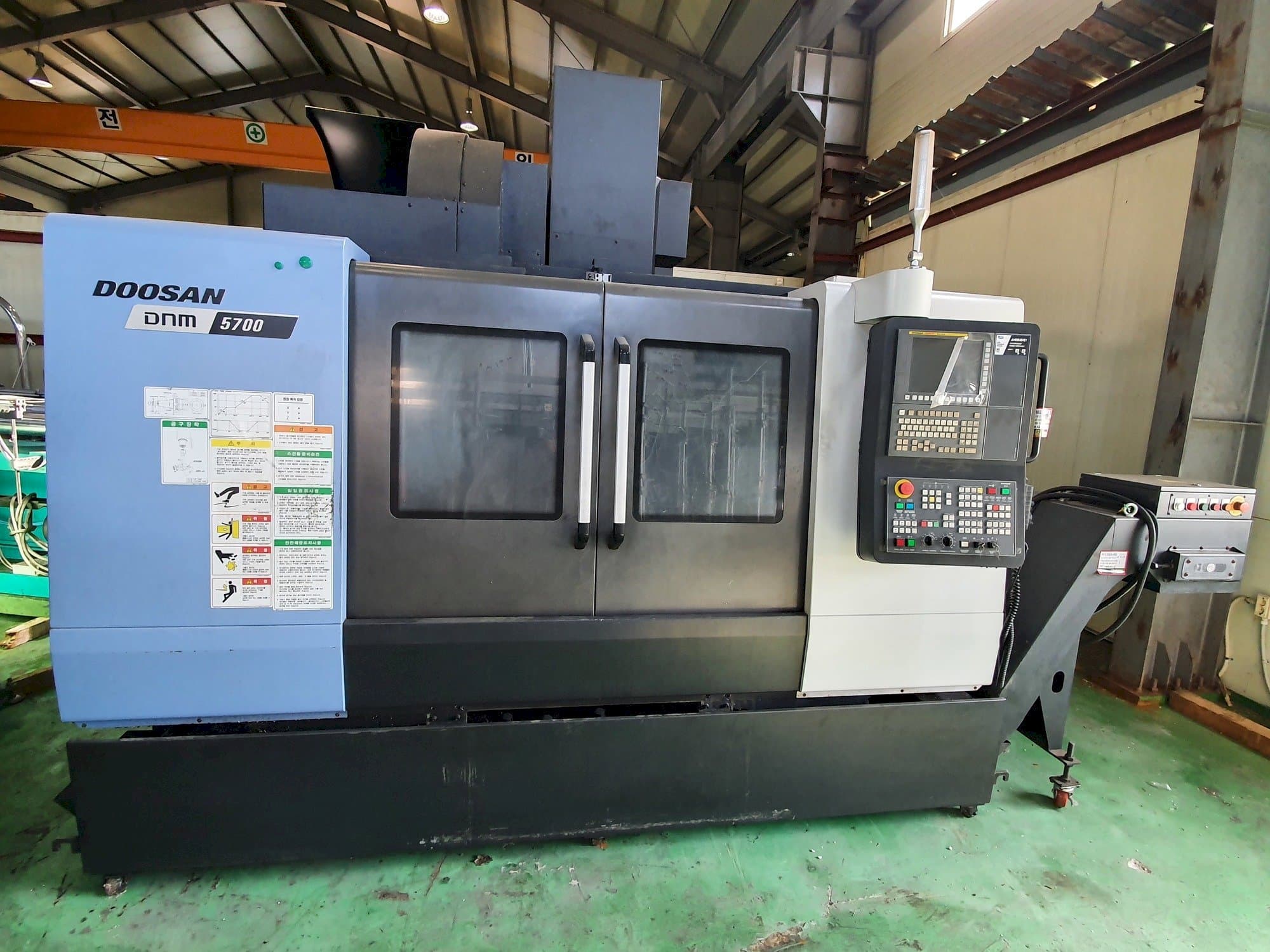 Mašīnas Doosan DNM5700 pretskats