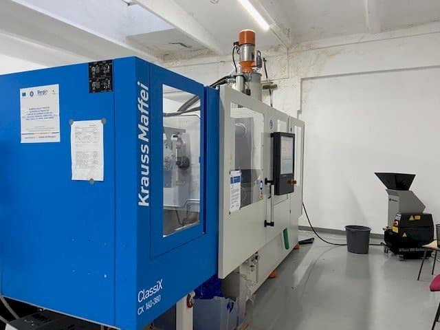 Mašīnas Krauss Maffei ClassiX CX 160-380 kreisās malas skats
