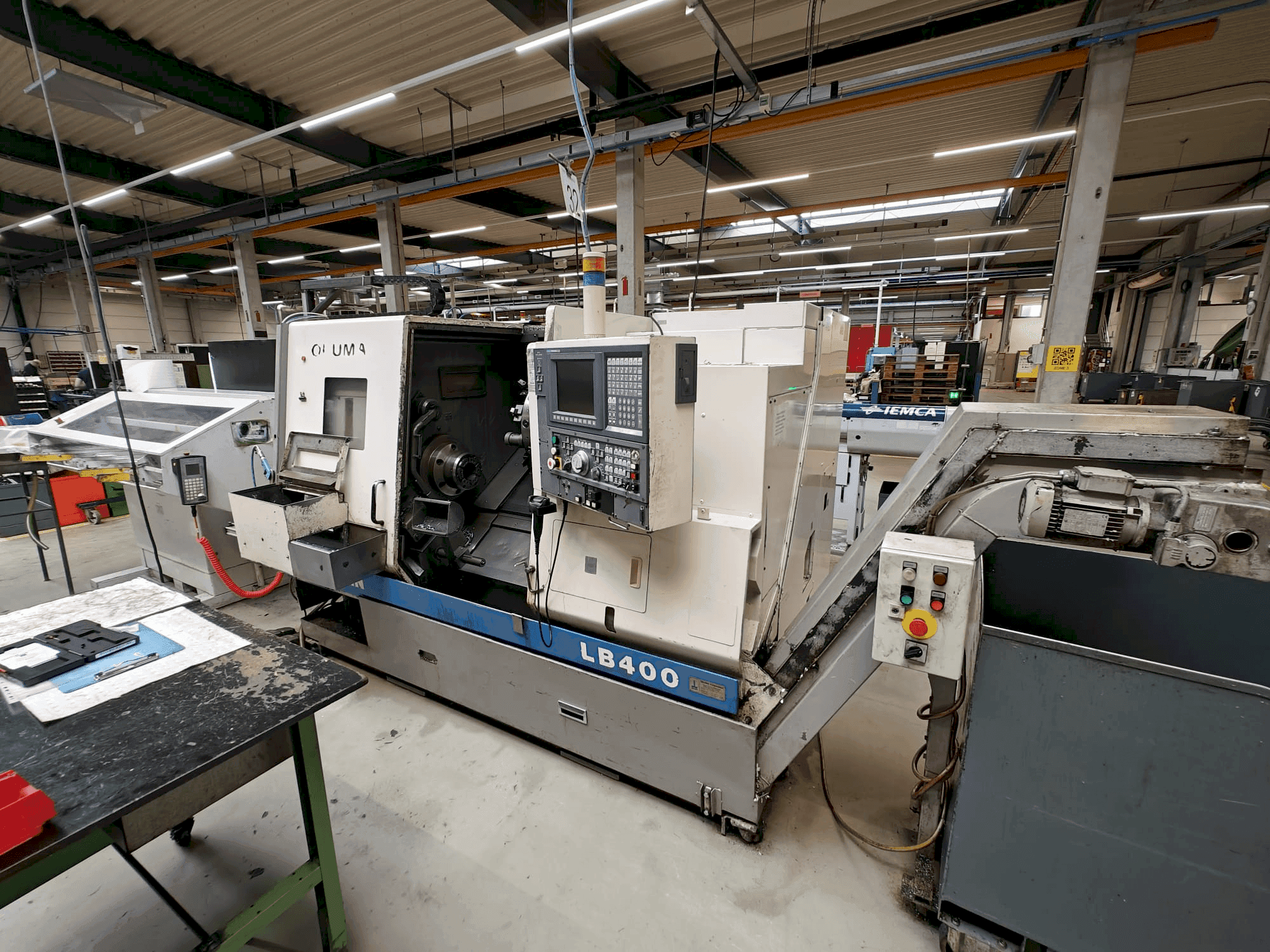 Mašīnas Okuma LB400 pretskats