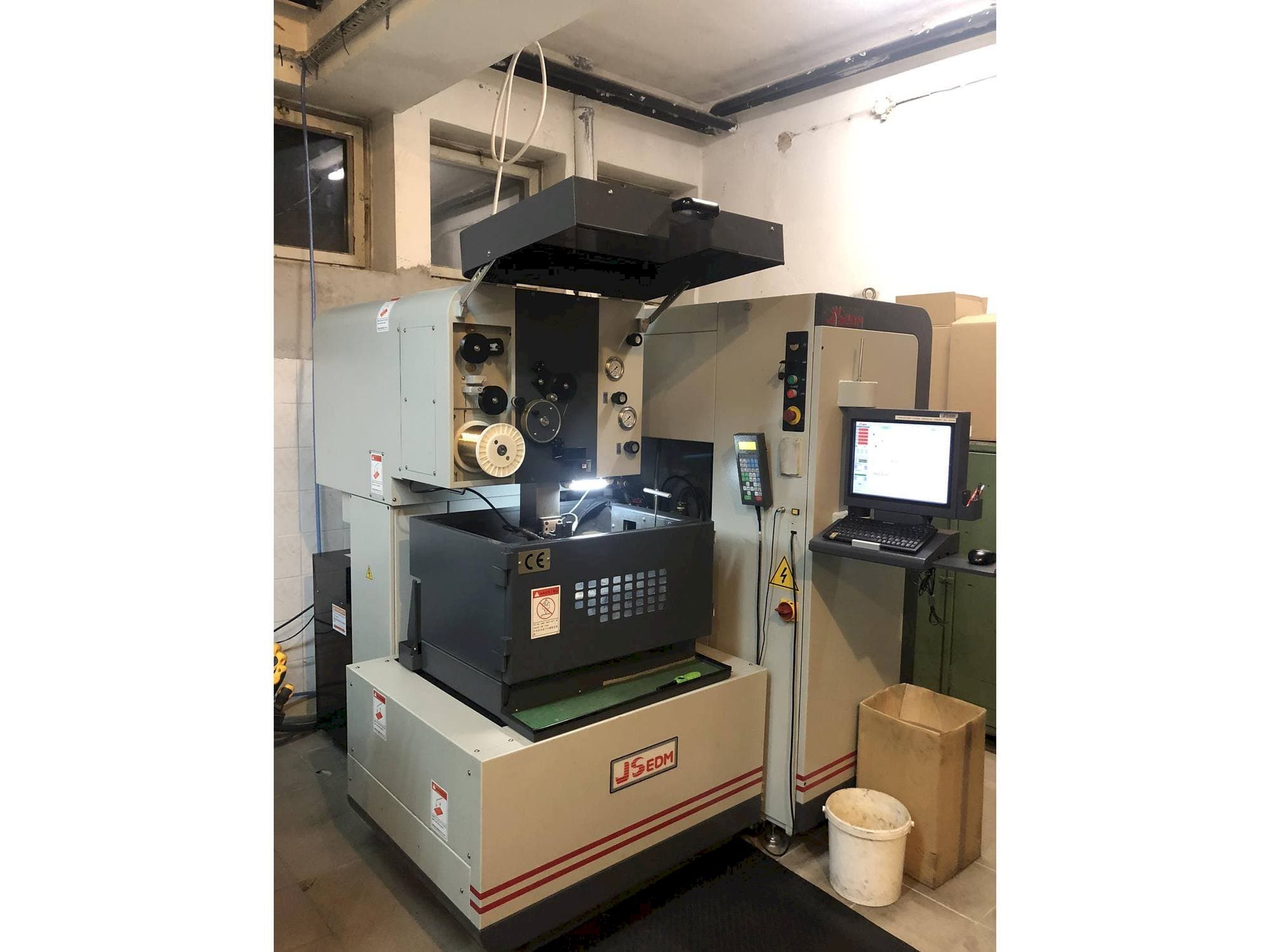 Mašīnas JS EDM Wi-200s pretskats