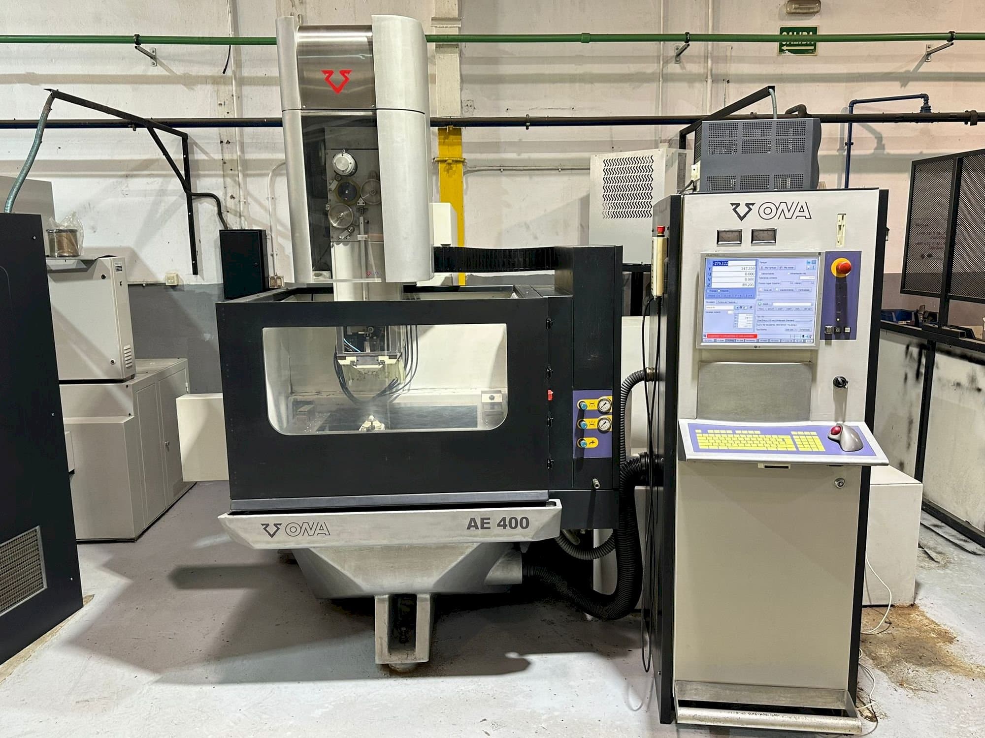 Mašīnas ONA AE400 pretskats