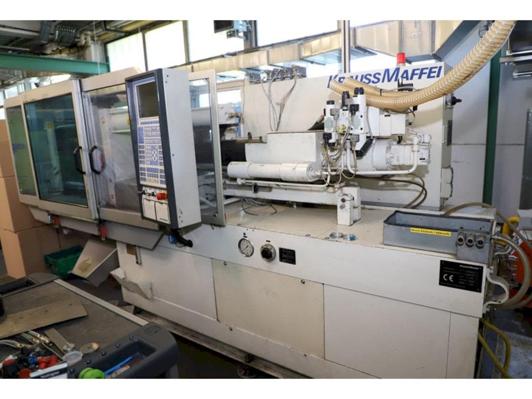 Mašīnas Krauss Maffei 65-220 C1 labās malas skats