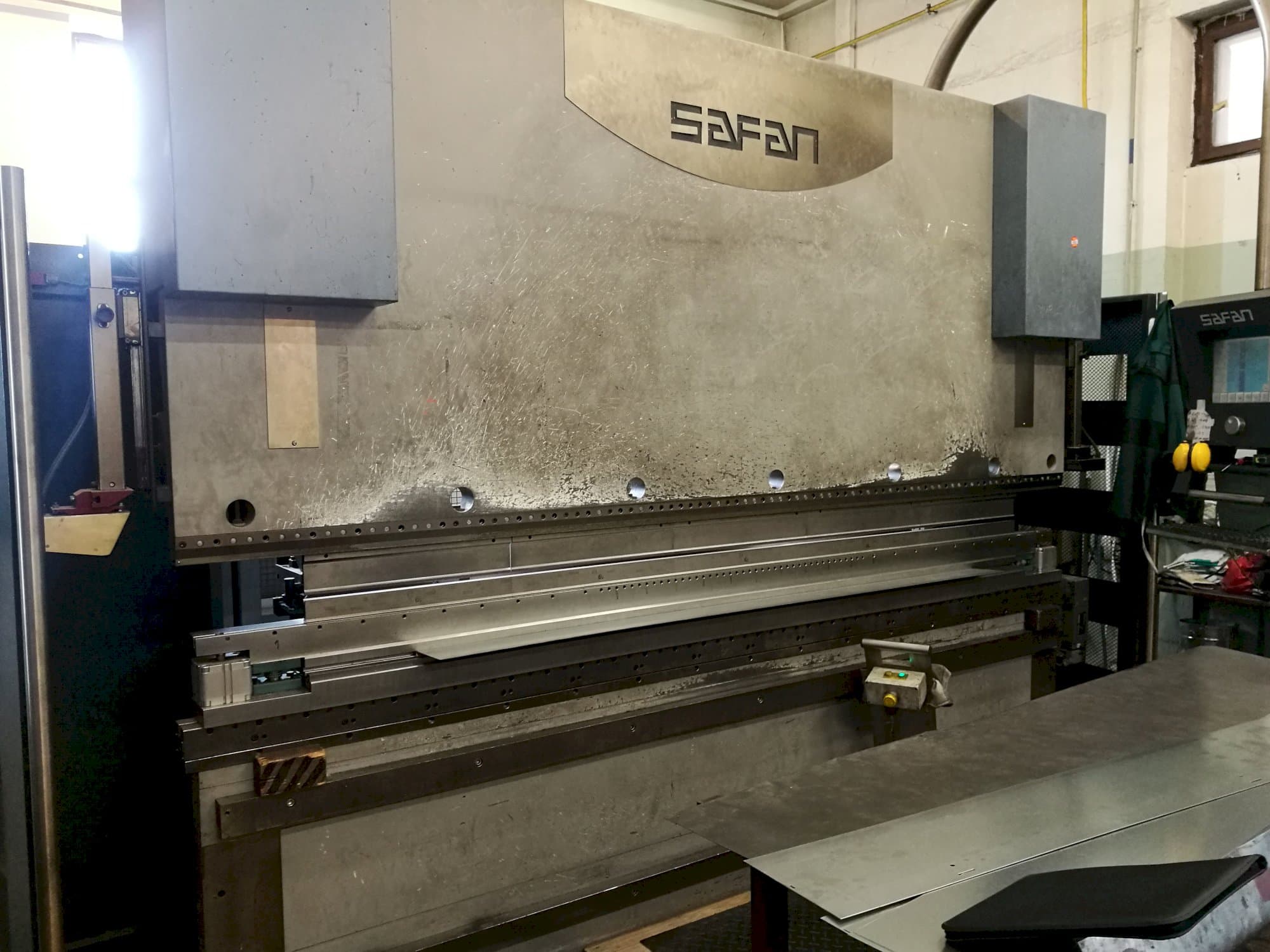 Mašīnas Safan CNCL-K 120-3100 TS1 skats no kreisās puses