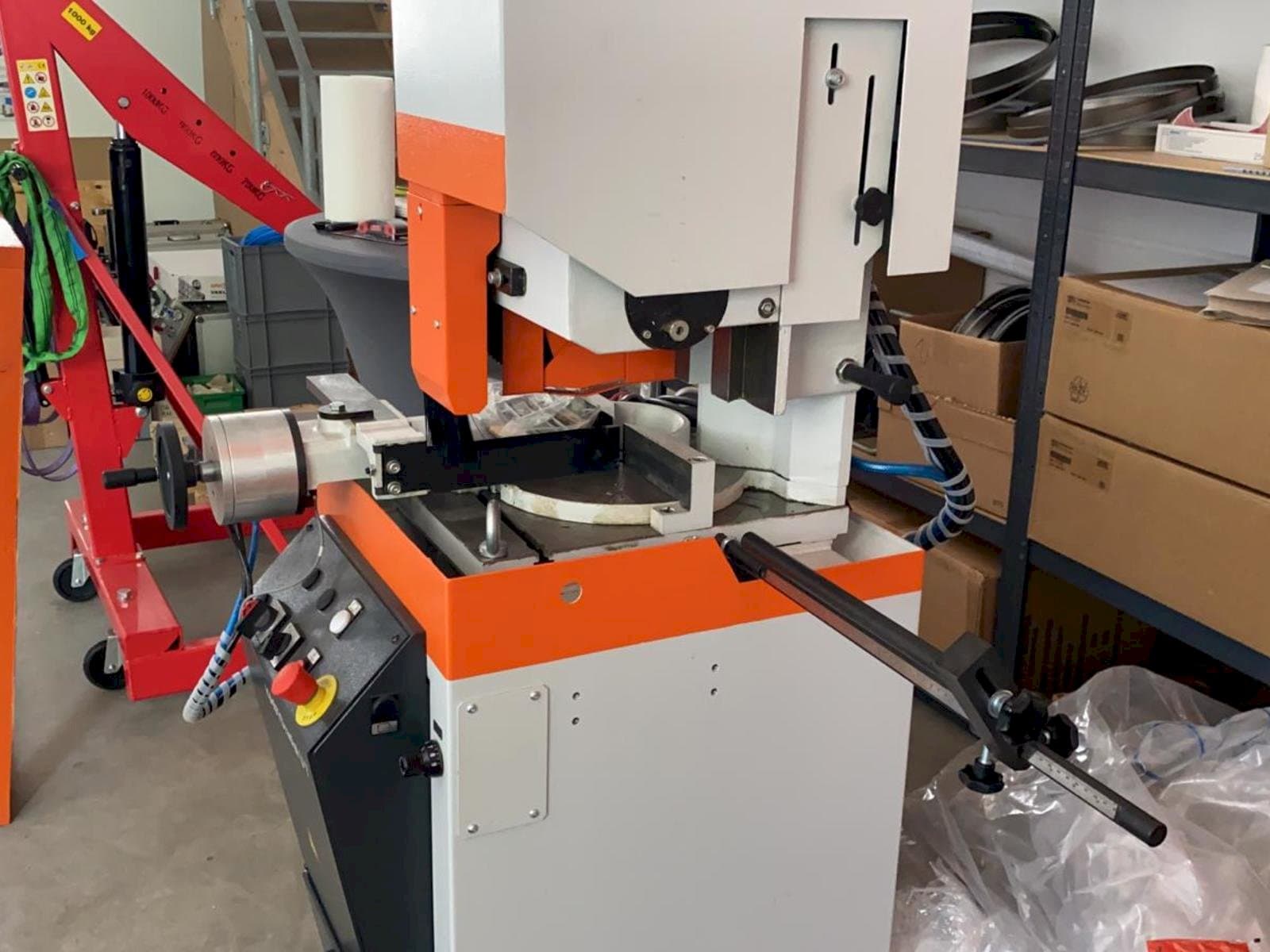 Mašīnas KASTO Radial U7 kreisās malas skats