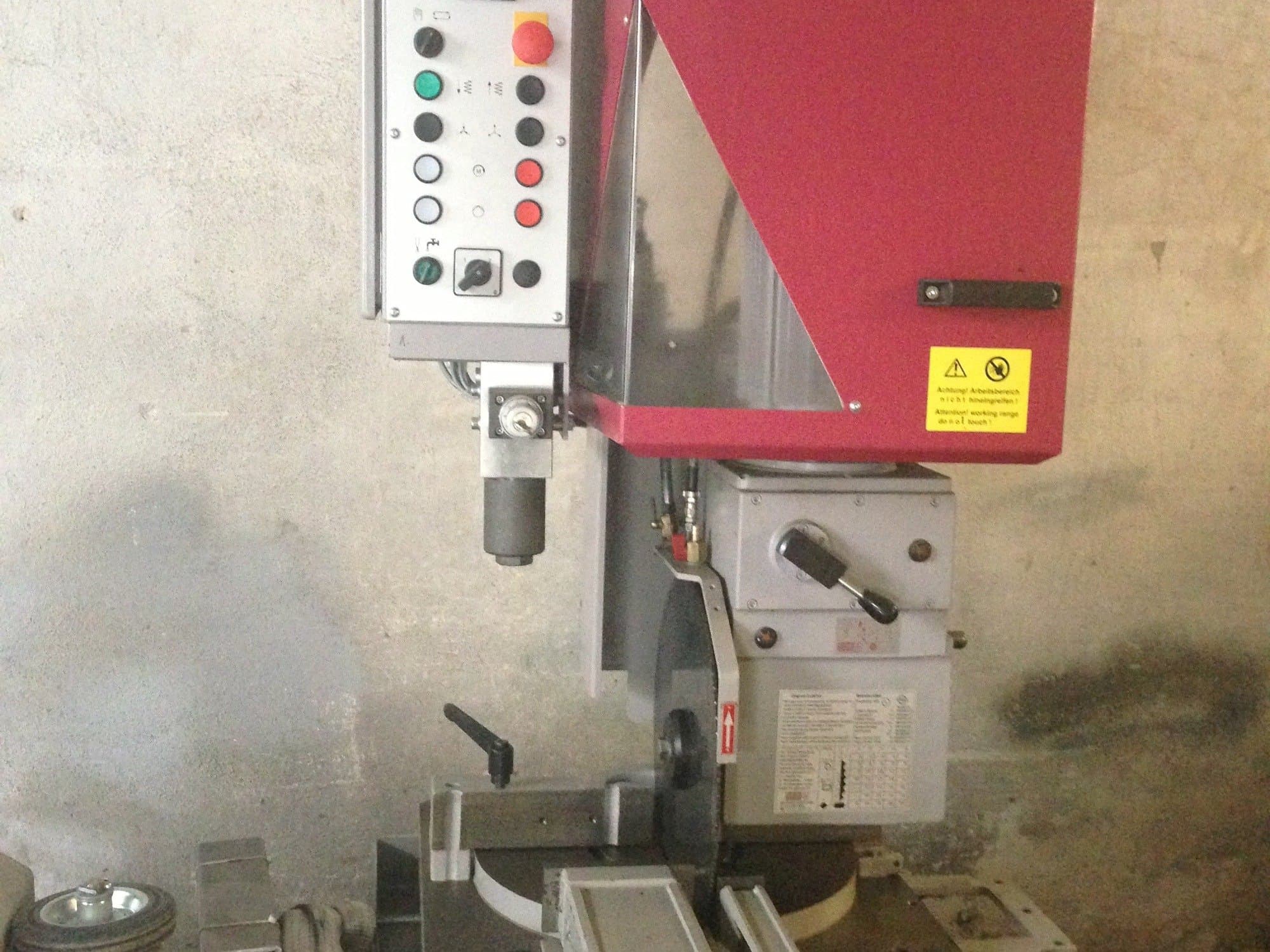 Mašīnas Behringer VMS 400 H pretskats