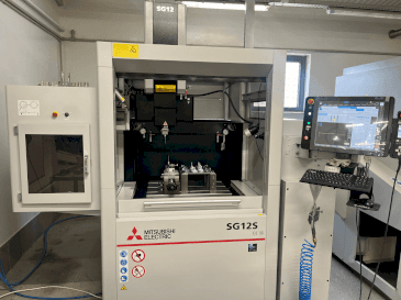 Mašīnas Mitsubishi SG12S pretskats