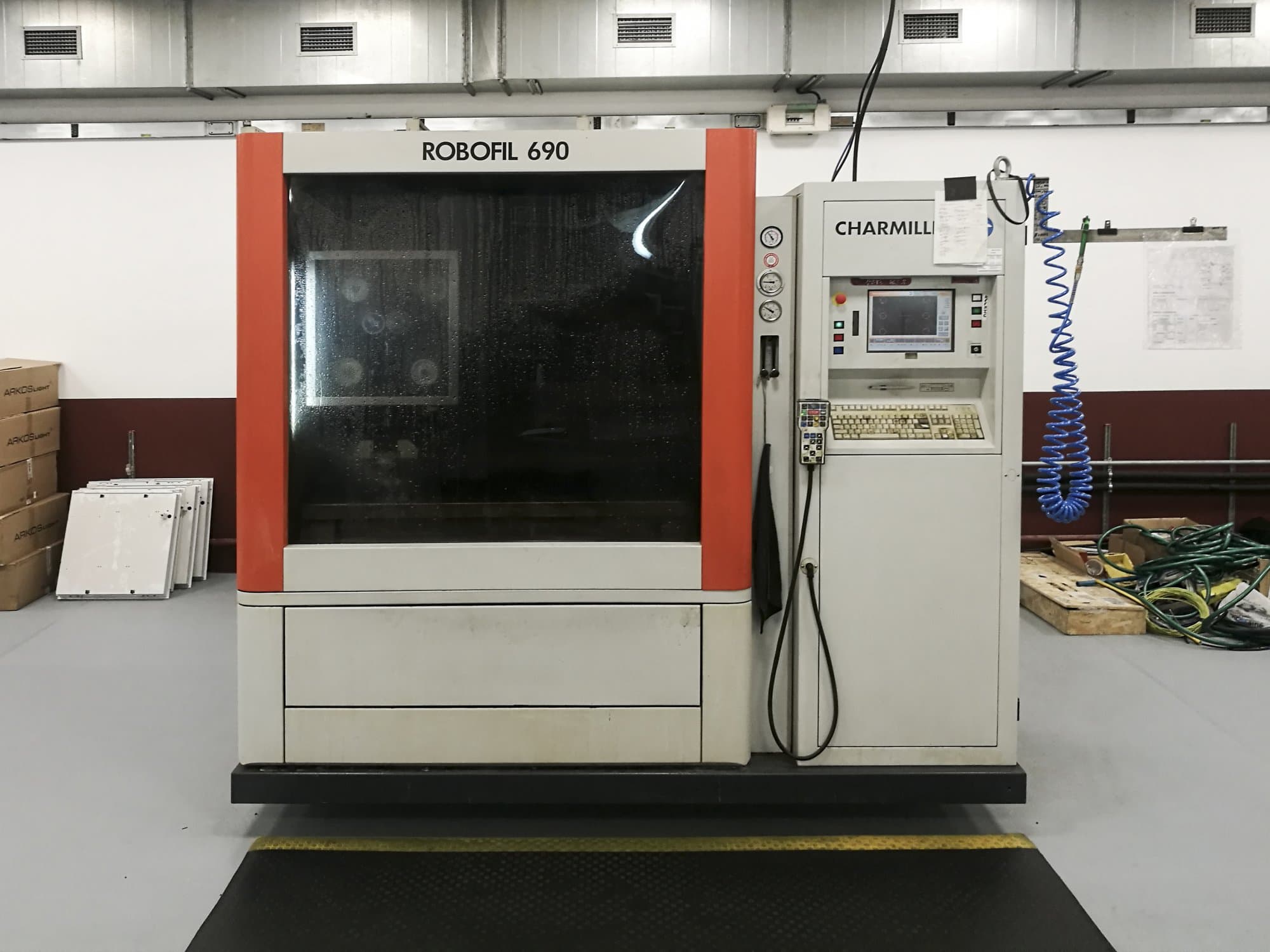 Mašīnas CHARMILLES ROBOFIL 690 pretskats