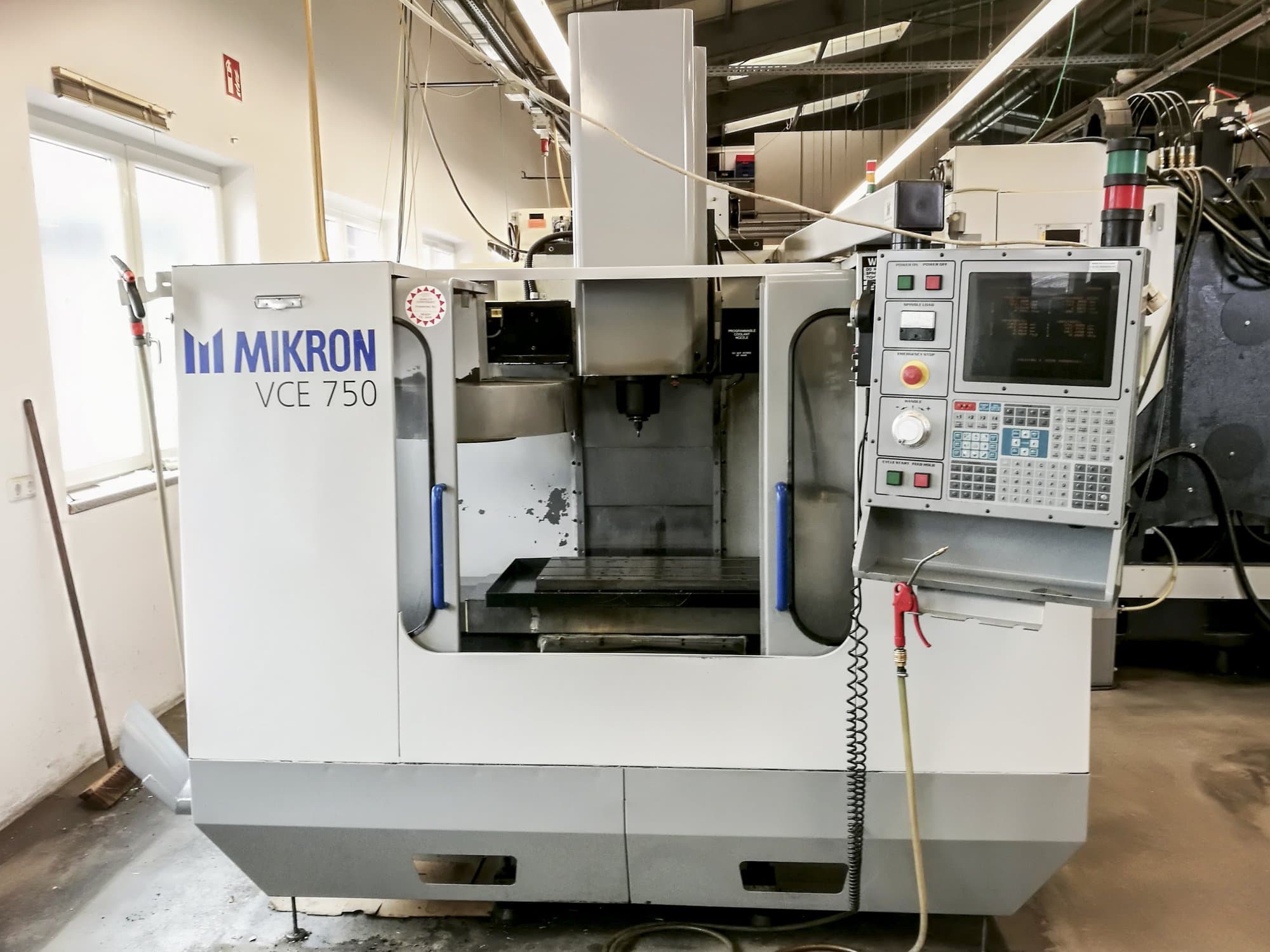 Mašīnas HAAS VCE 750 pretskats