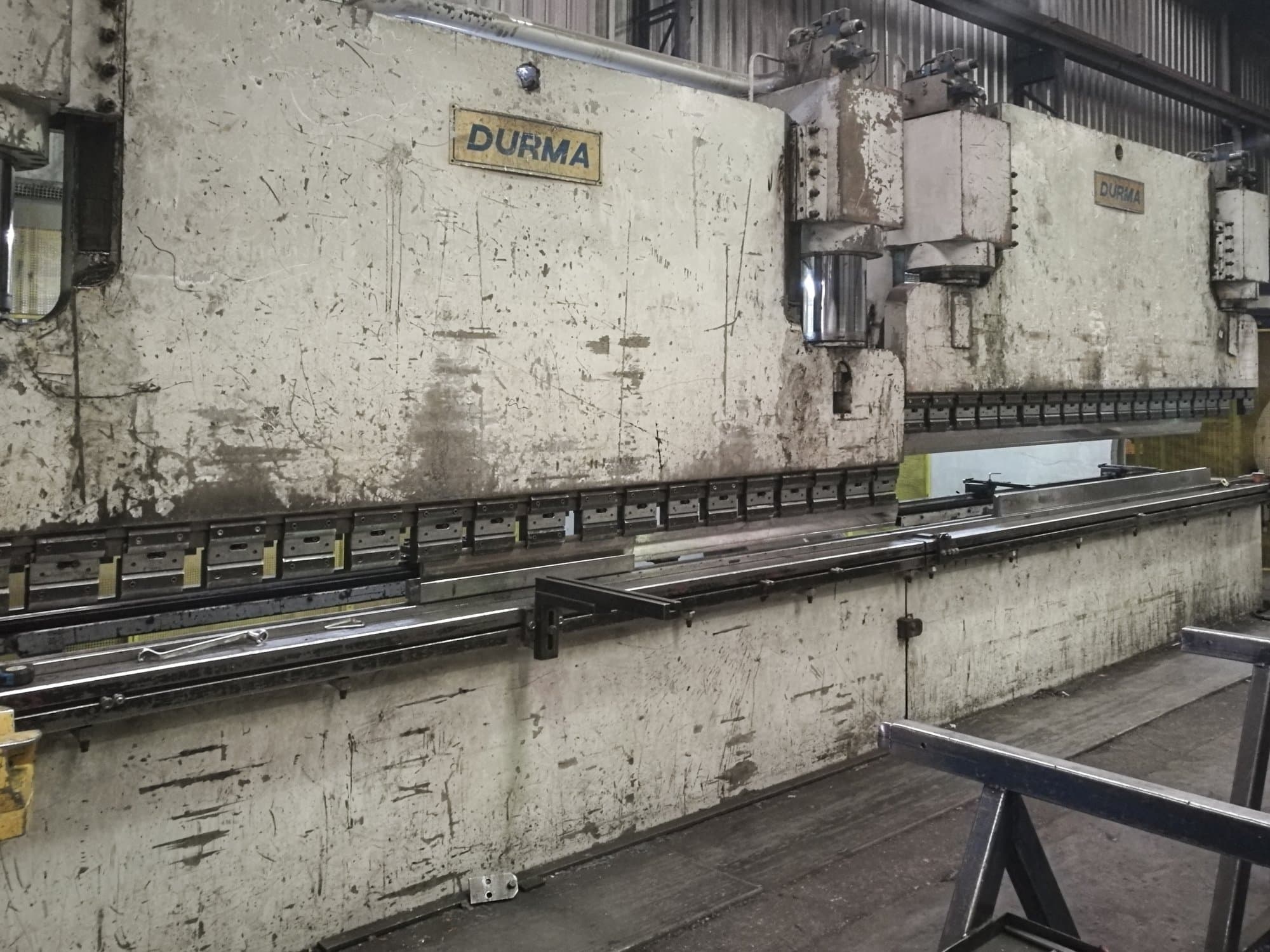 Mašīnas Durma CNC T HAP 40400 skats no kreisās puses