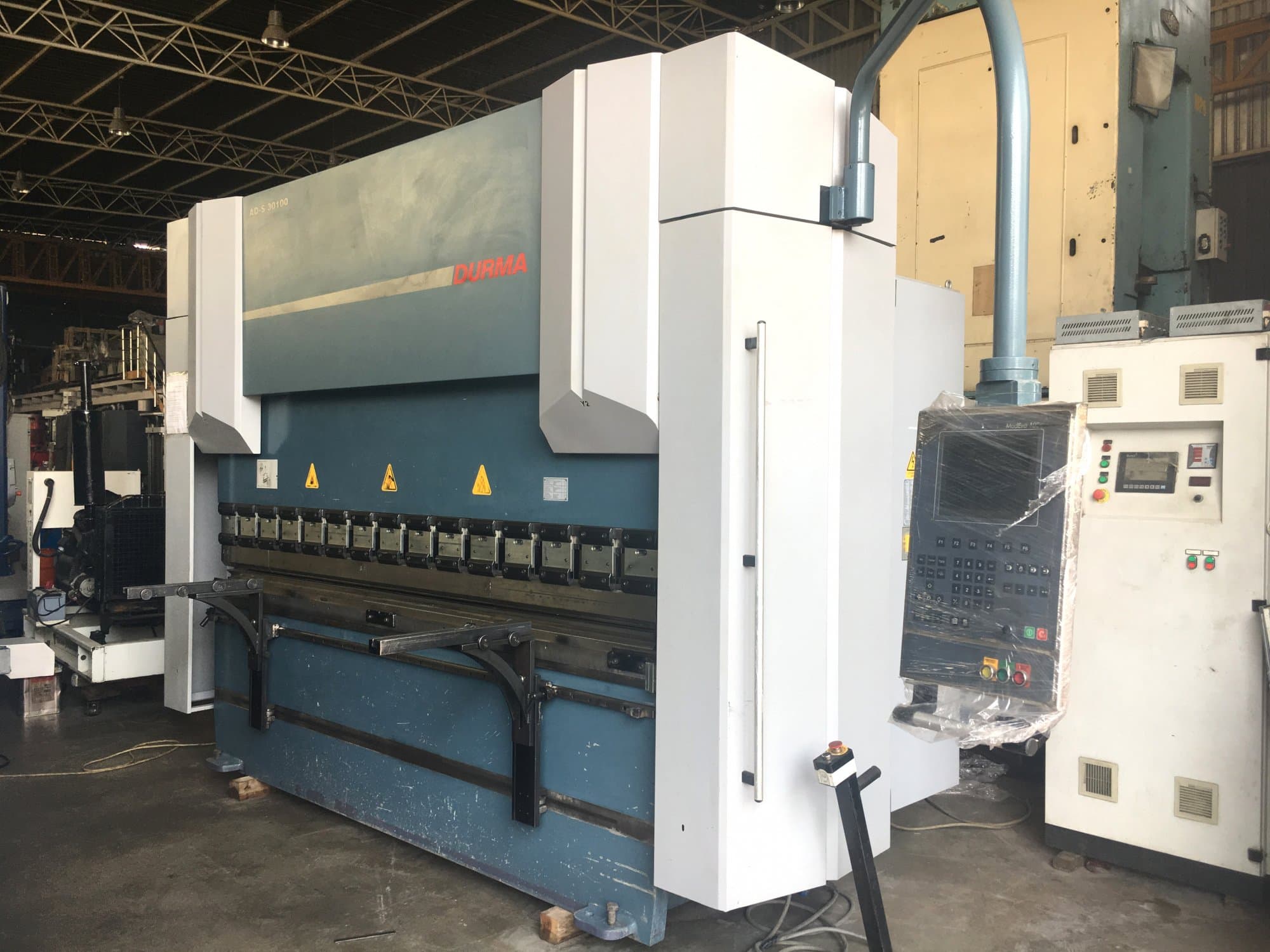 Mašīnas Durma AD-S 30100 skats  no labās puses