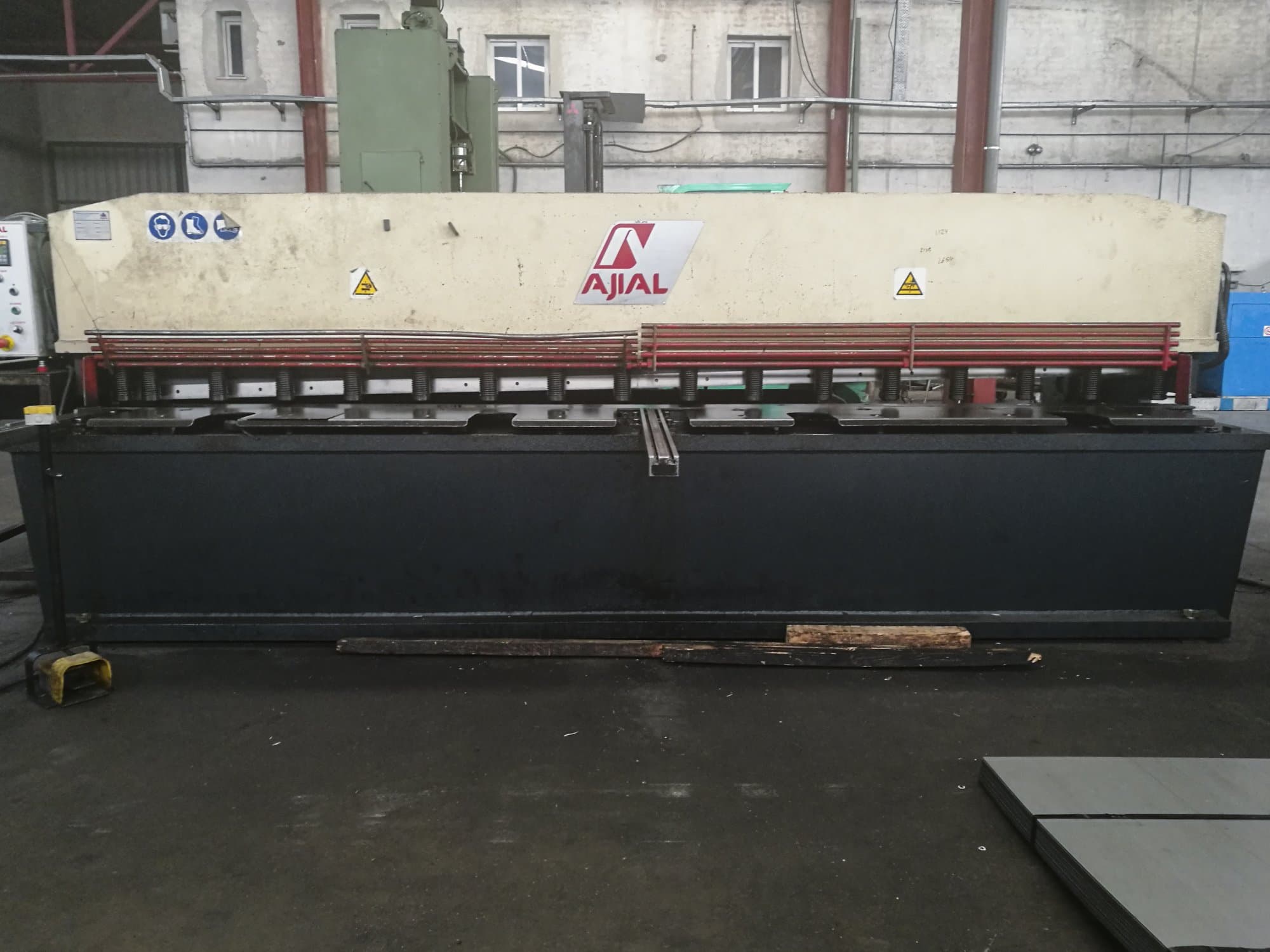 Mašīnas Ajial CB-640  pretskats