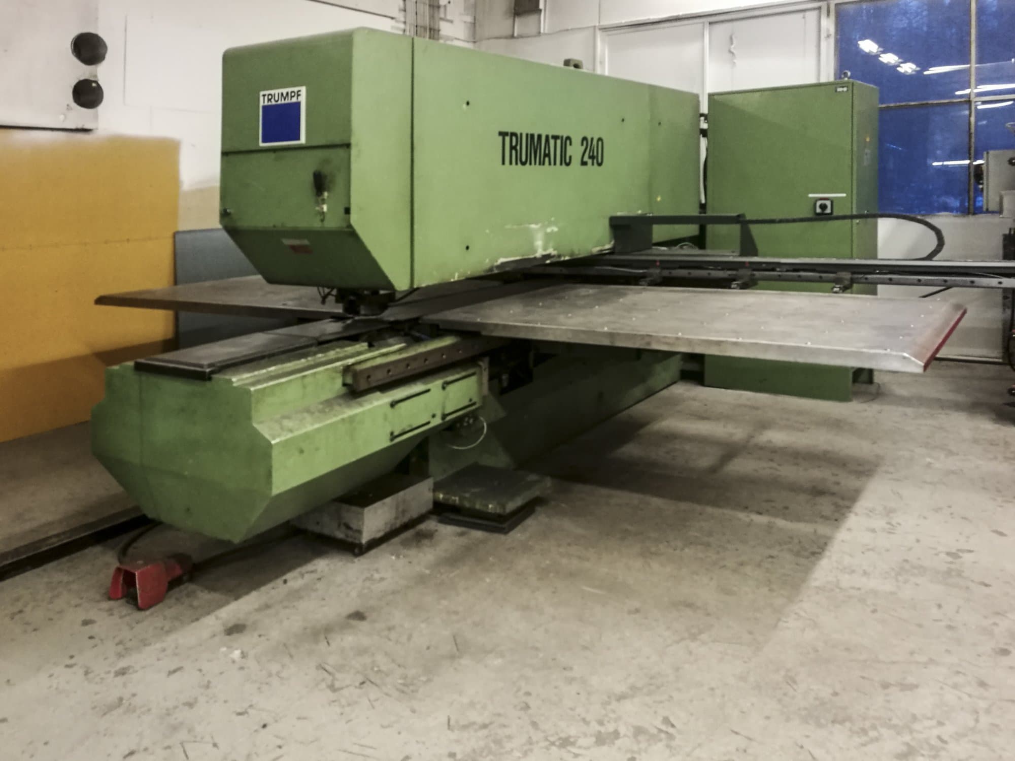 Mašīnas Trumpf Trumatic 240 skats no kreisās puses