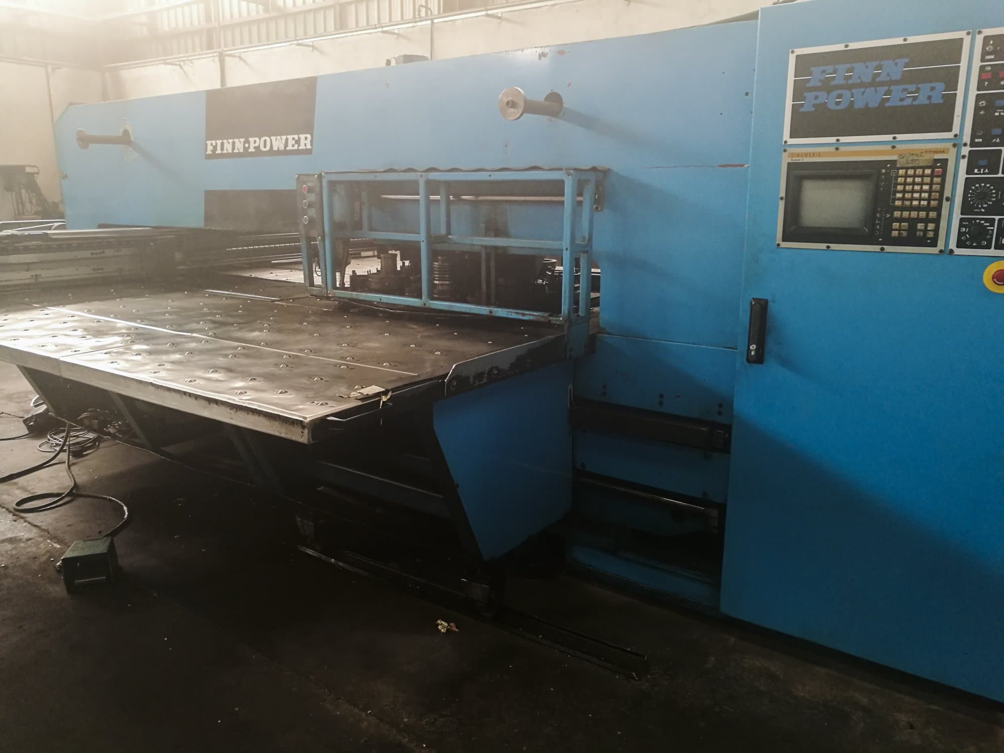 Mašīnas Finn-Power TP 2520 IF2 skats  no labās puses