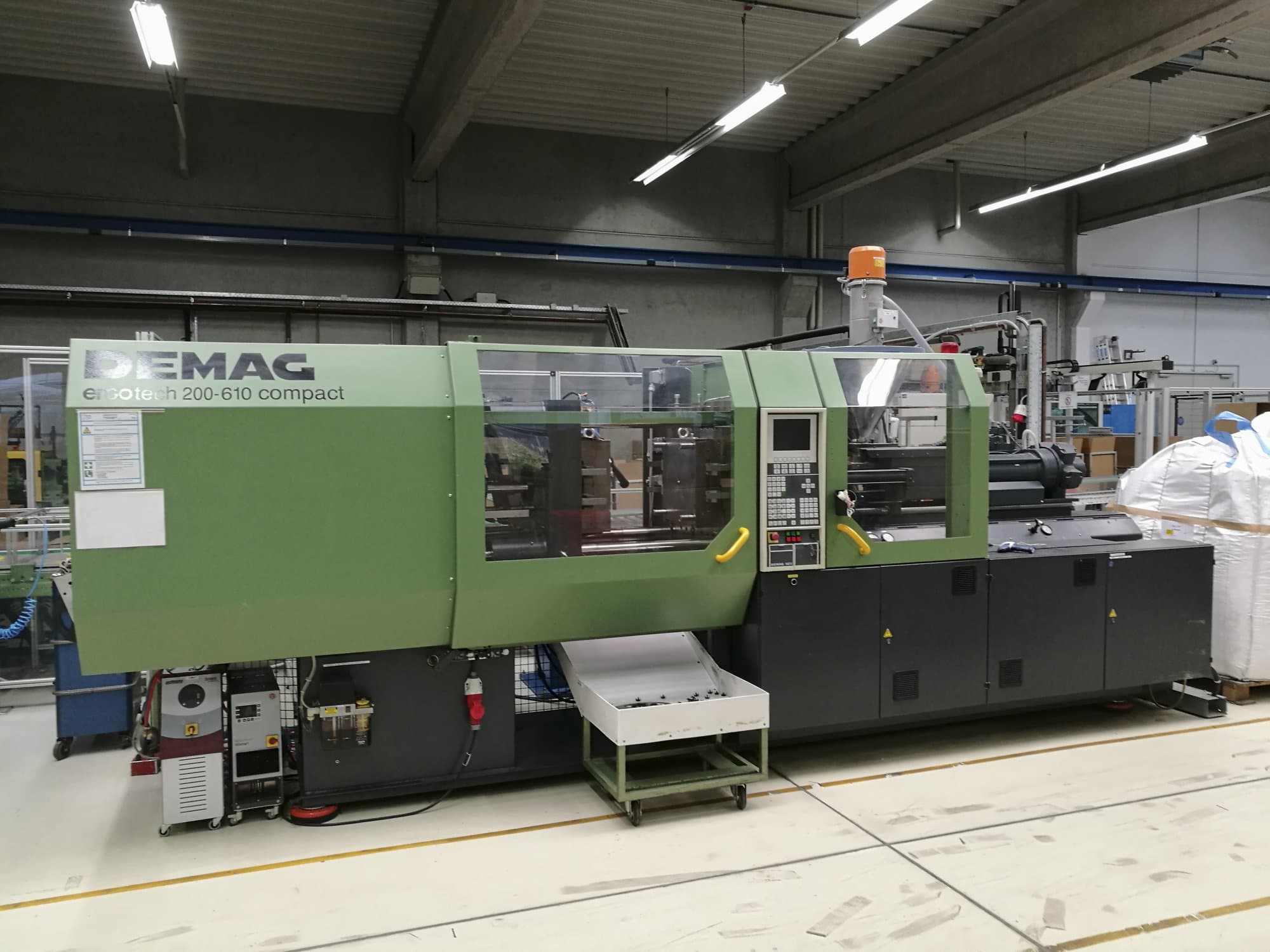 Mašīnas DEMAG Ergotech 200-610 NC skats no kreisās puses