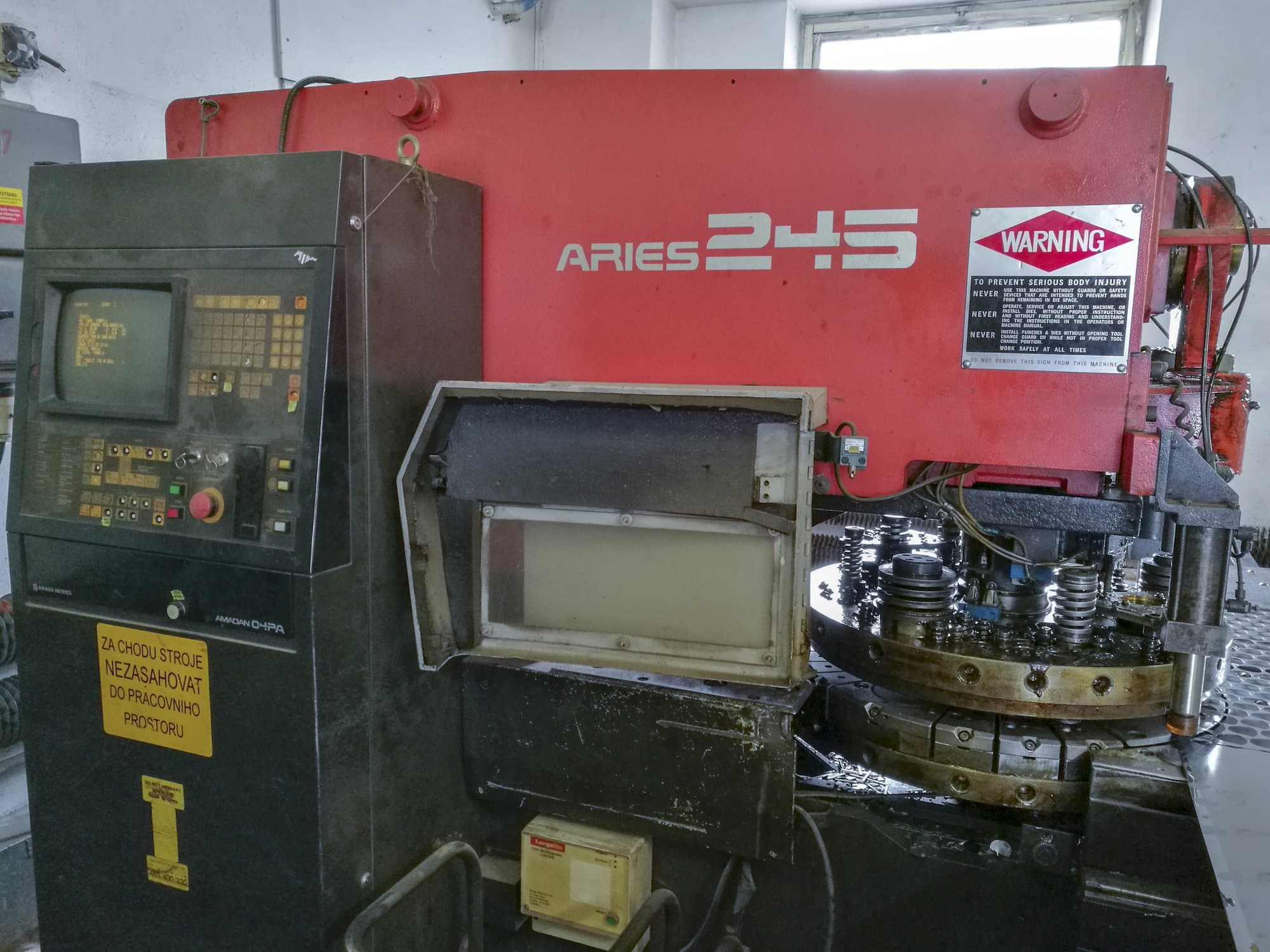 Mašīnas AMADA ARIES 245 pretskats