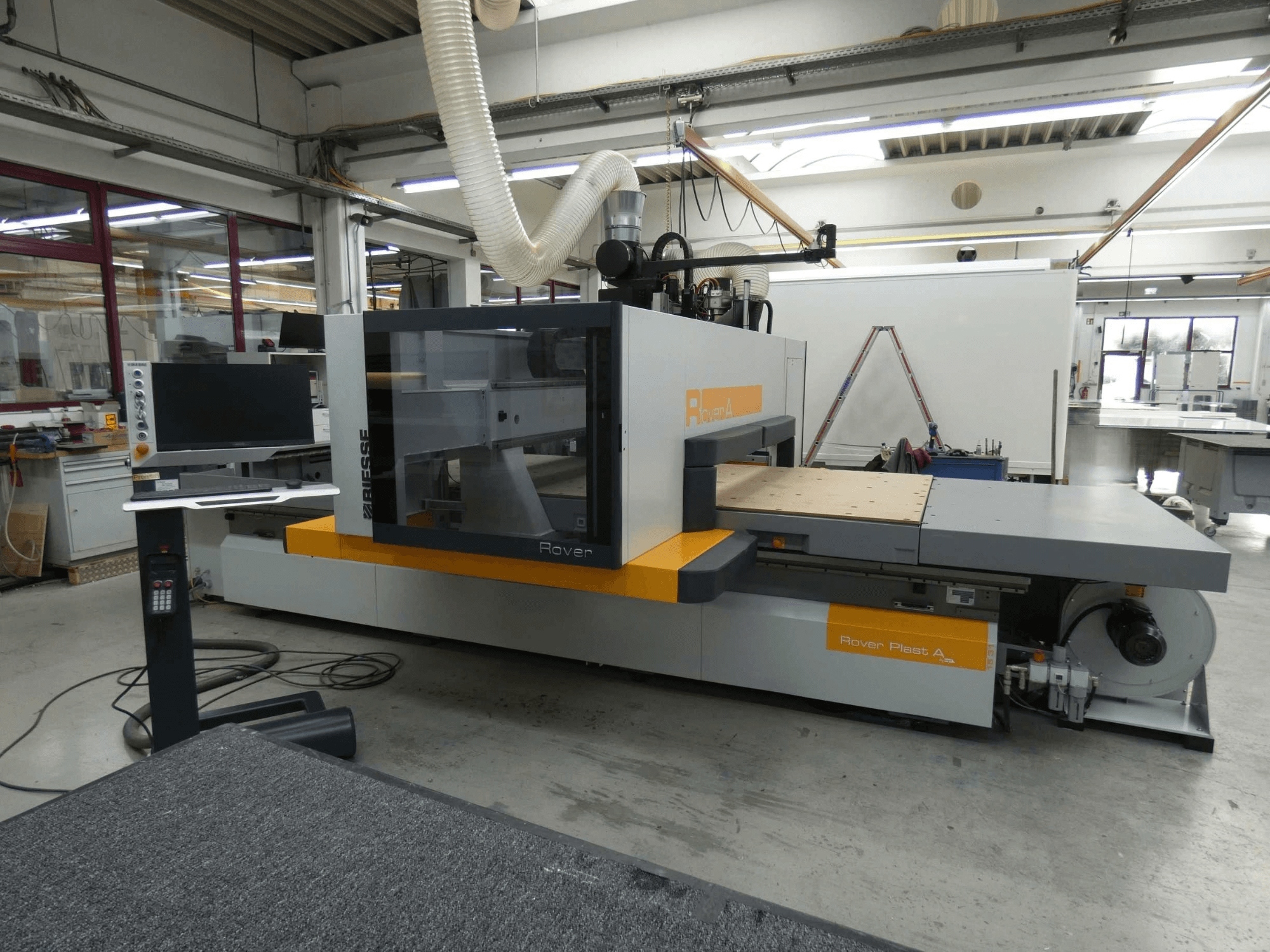 BIESSE ROVER PLAST A FT 1224 CNC koka apstrādes centra skats no priekšpuses, kurā redzams monitors un vadības panelis.