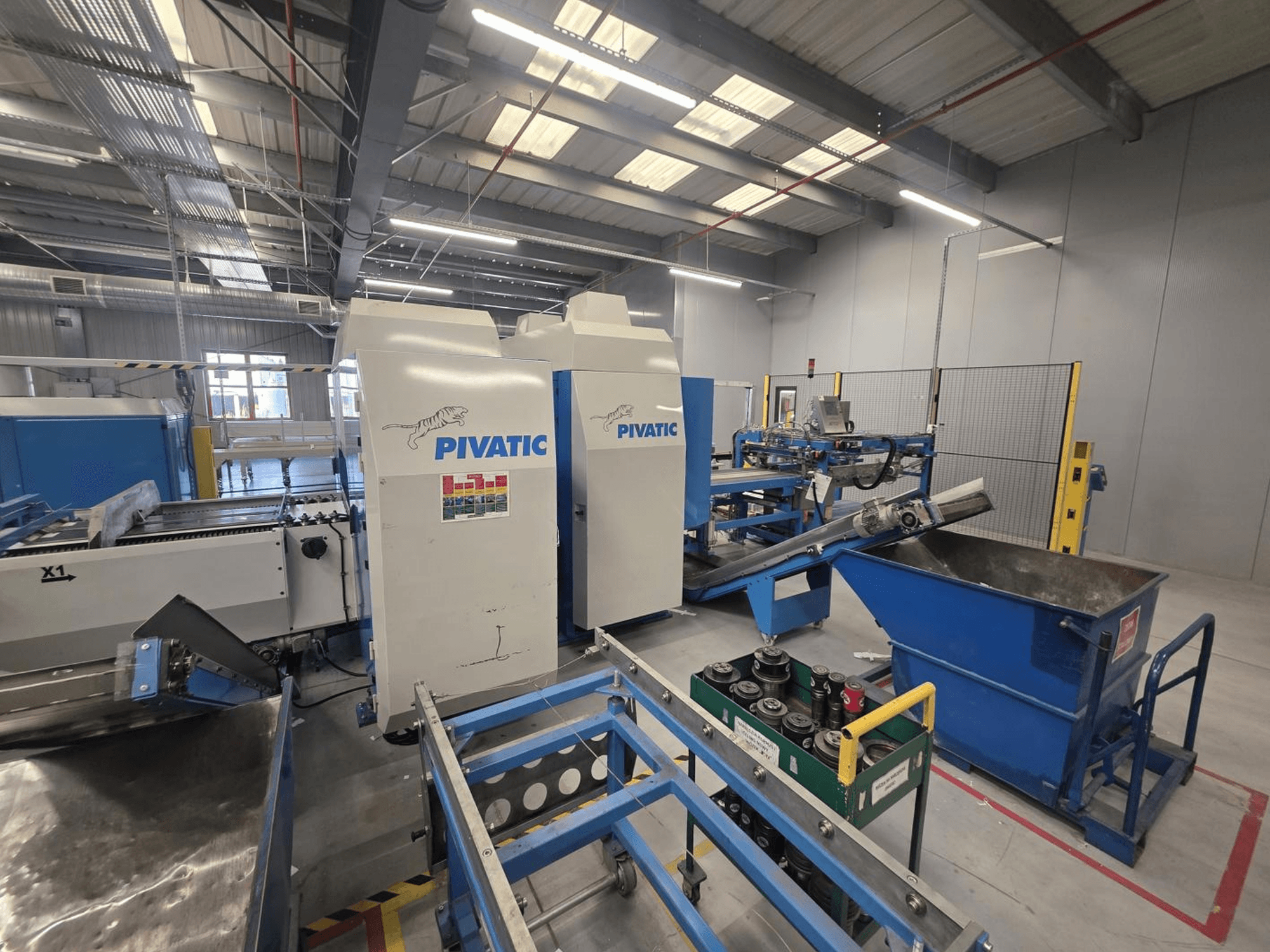 CNC perforācijas mašīna „Pivatic PCC80-e TT HT“ — skats no priekšpuses, kurā redzama darba konfigurācija, konveijers un atkritumu tvertne.
