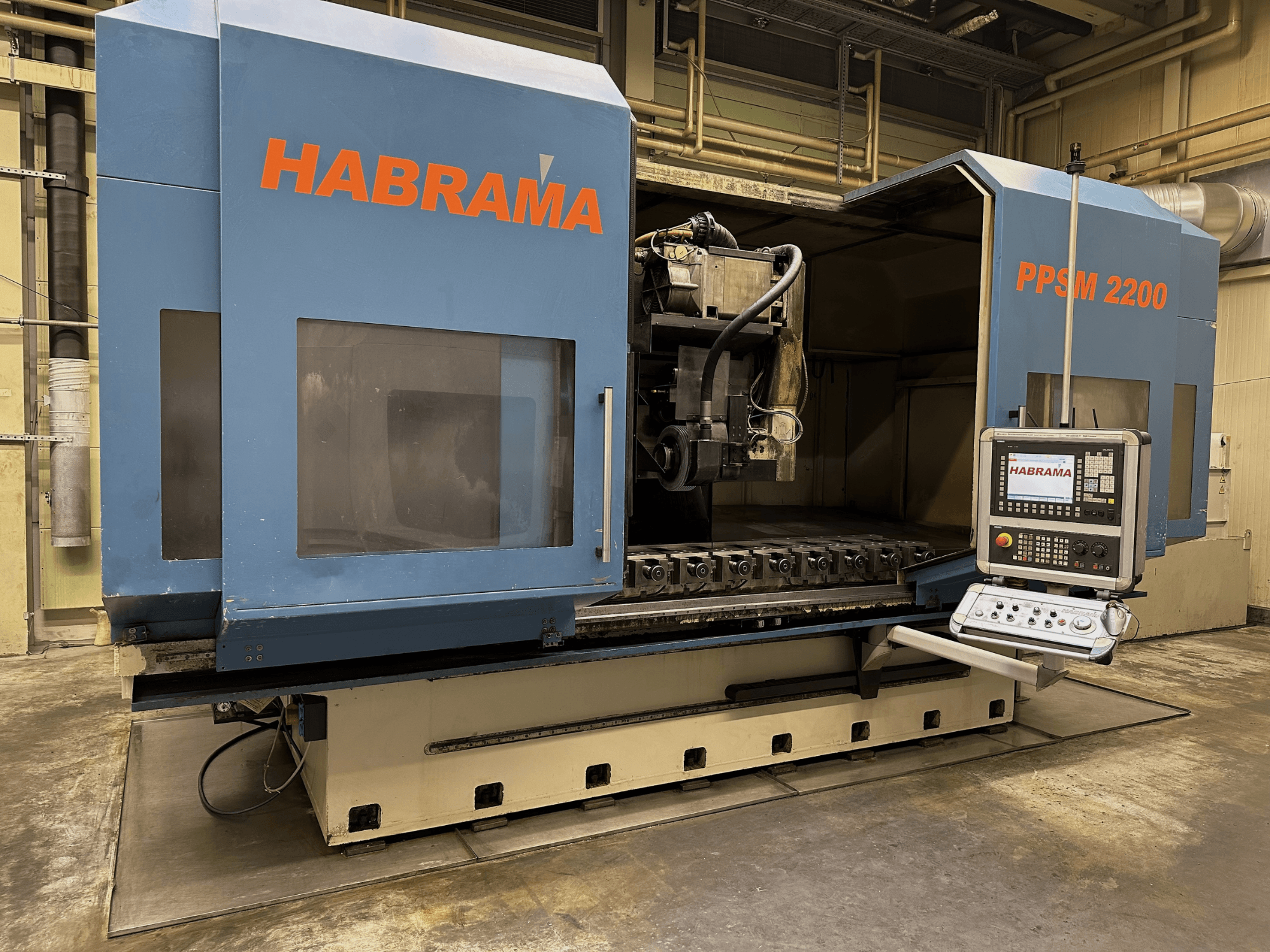 Habraman PPSM 2200 frēzmašīna, skats no priekšpuses, ar vadības paneli un redzamu instrumentu turētāju ar vairākām iespīlēšanas ligzdām.