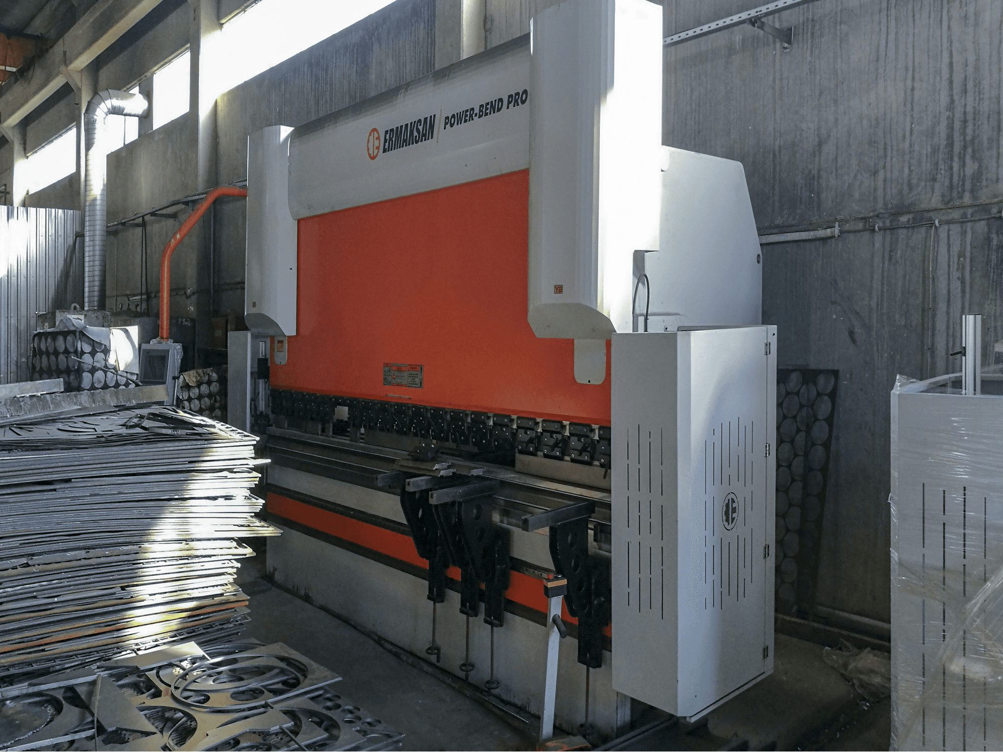 Mašīnas ERMAKSAN POWER-BEND PRO skats no labās puses