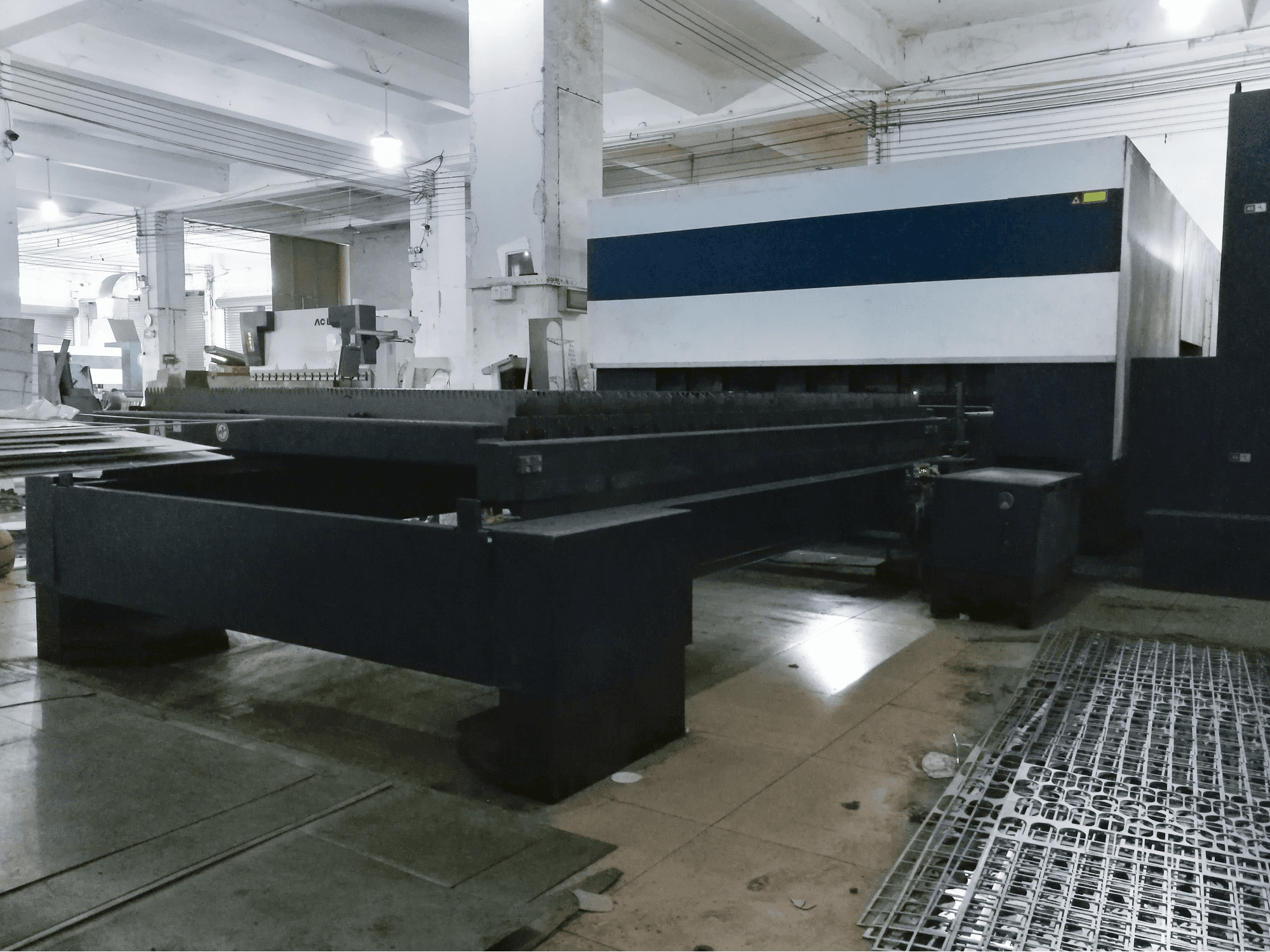 Mašīnas Trumpf TruLaser 3030 skats no labās puses