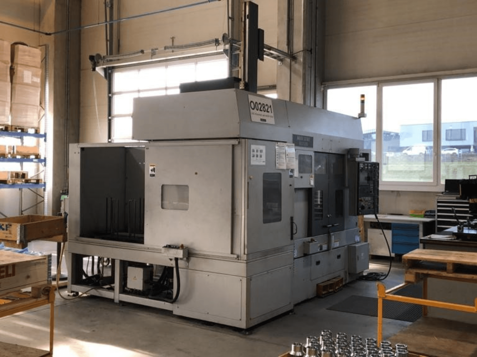 MORI SEIKI RL2500 daudzvārpstu virpošanas mašīna darbnīcā, priekšējais skats un ražošanas zona ar instrumentiem.