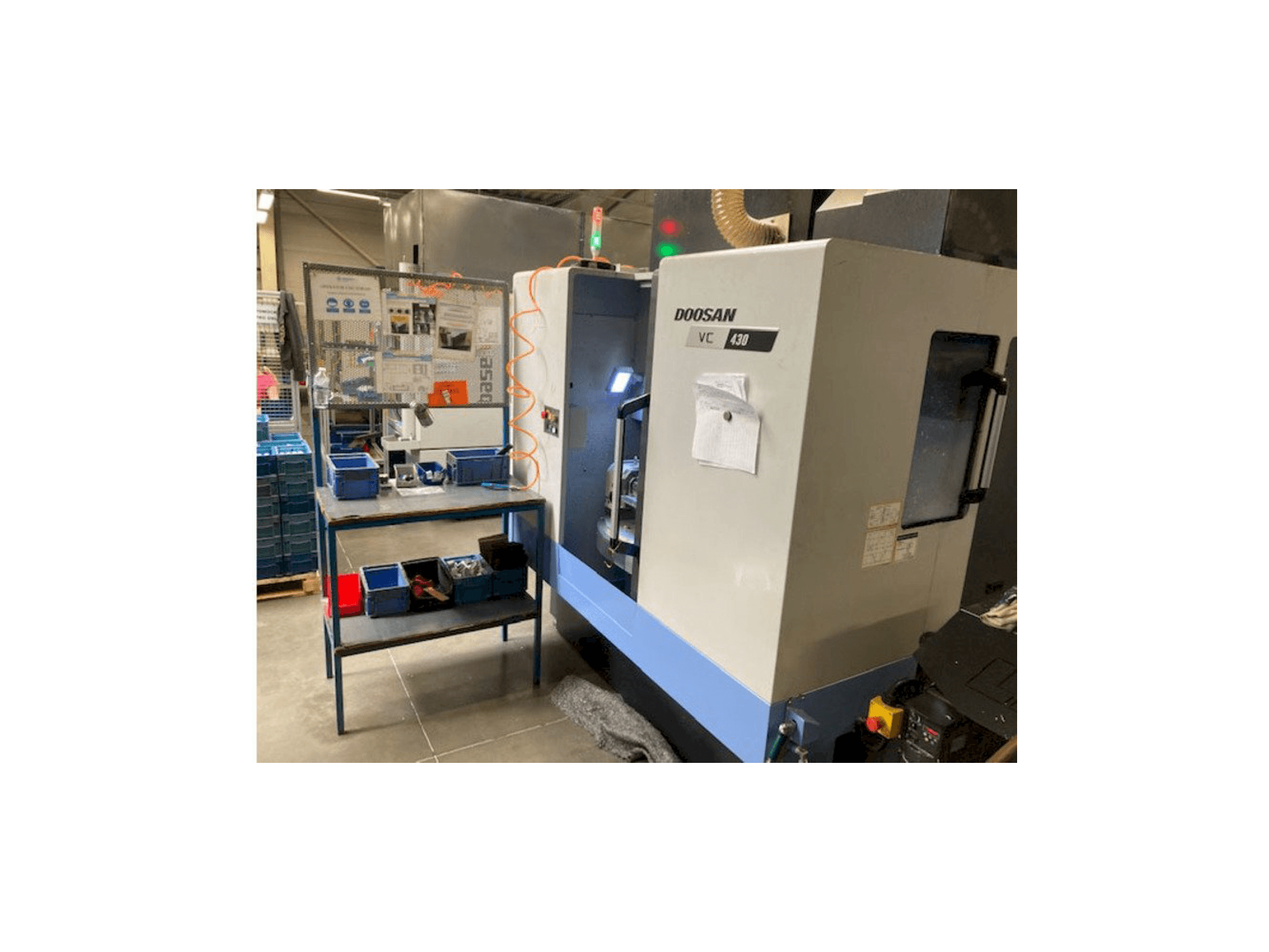 Mašīnas Doosan VC 430 pretskats