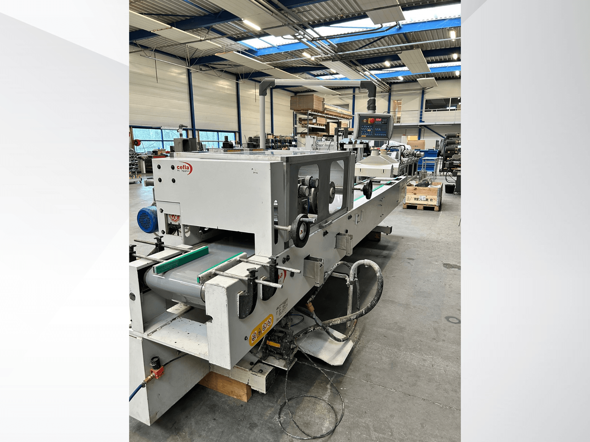 CEFLA Smartparquet MRF-2VS/300 koksnes apstrādes iekārtas skats no priekšpuses, kurā redzams vadības panelis un konveijers ar zaļiem veltņiem.