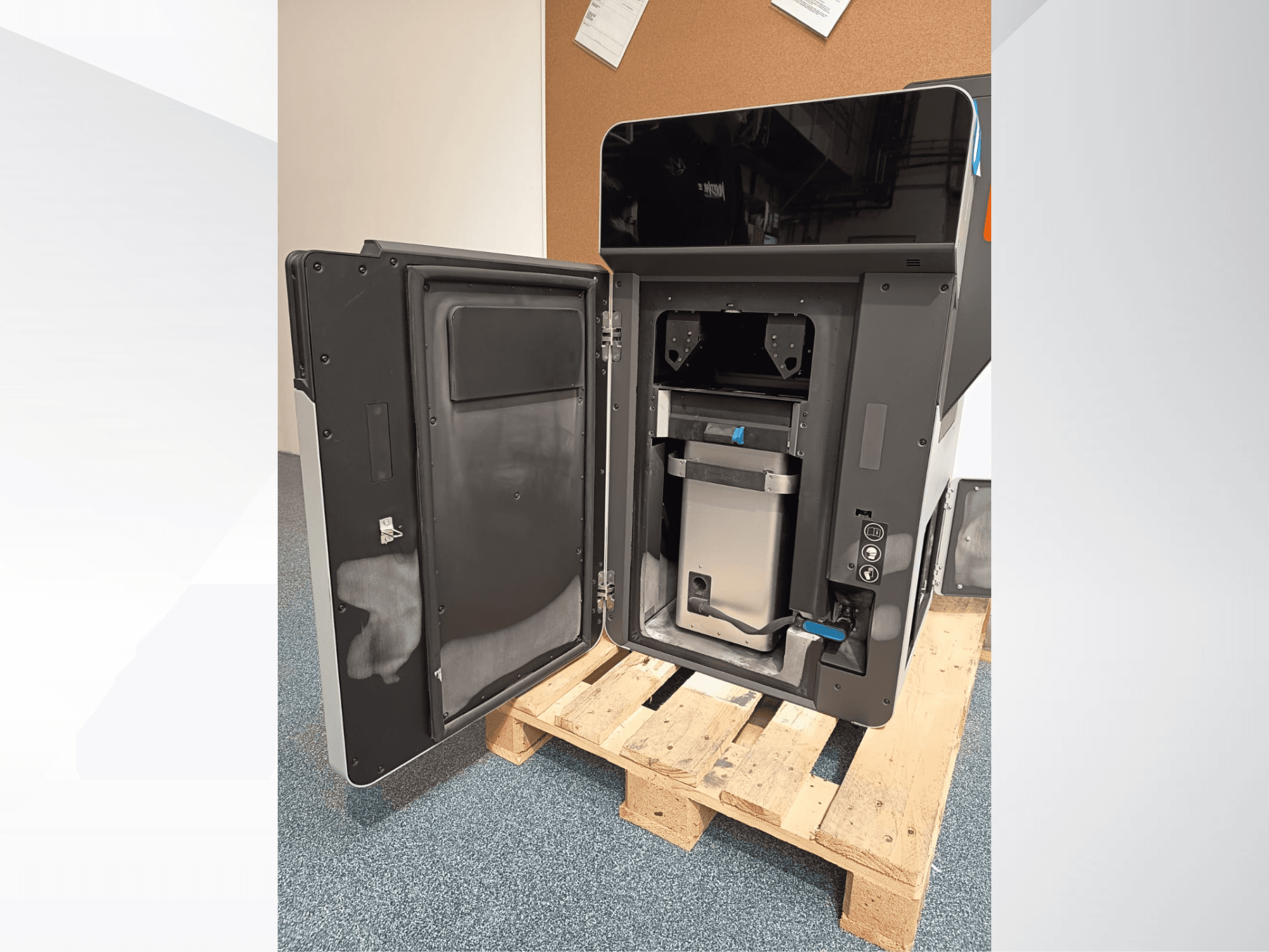FORMLABS Fuse 1 plastmasas 3D printeris, skats no sāniem ar atvērtām durvīm, kas atklāj iekšējās sastāvdaļas un vadības paneli.
