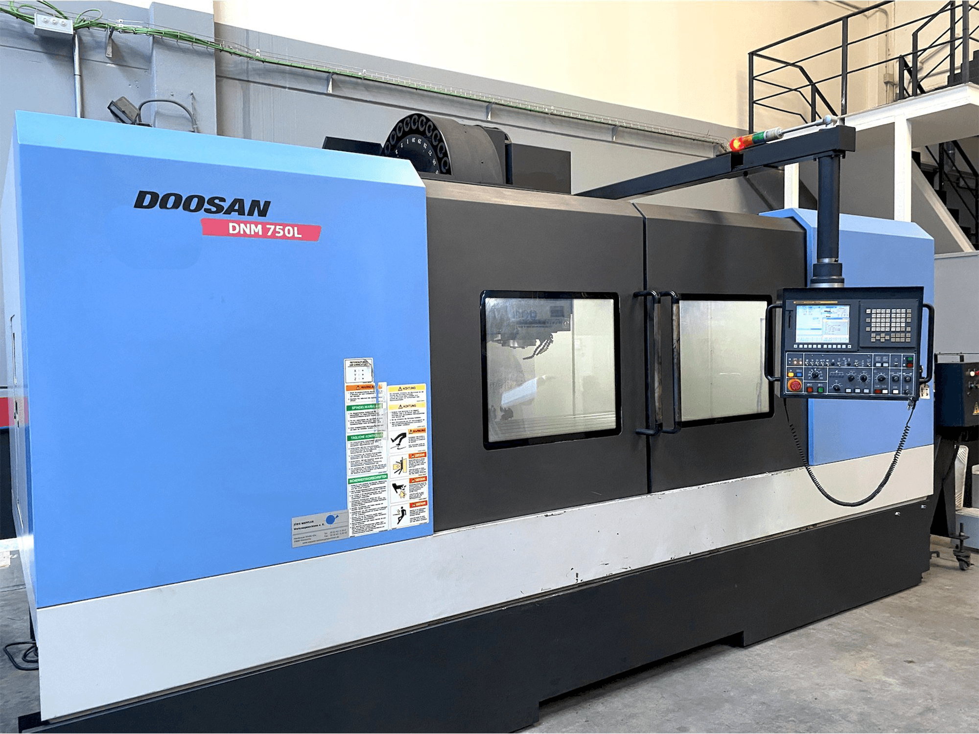 Mašīnas Doosan DNM705L pretskats