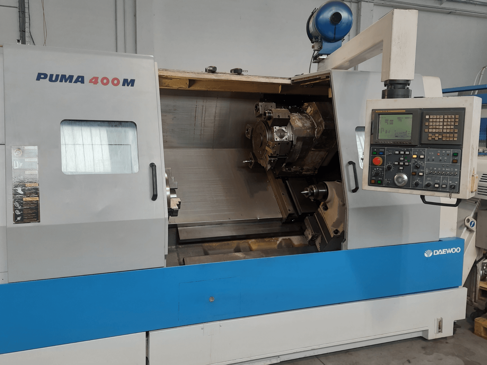 DAEWOO PUMA 400MB horizontālās virpošanas mašīnas skats no priekšpuses, kurā redzamas vadības ierīces un griešanas instruments kamerā.