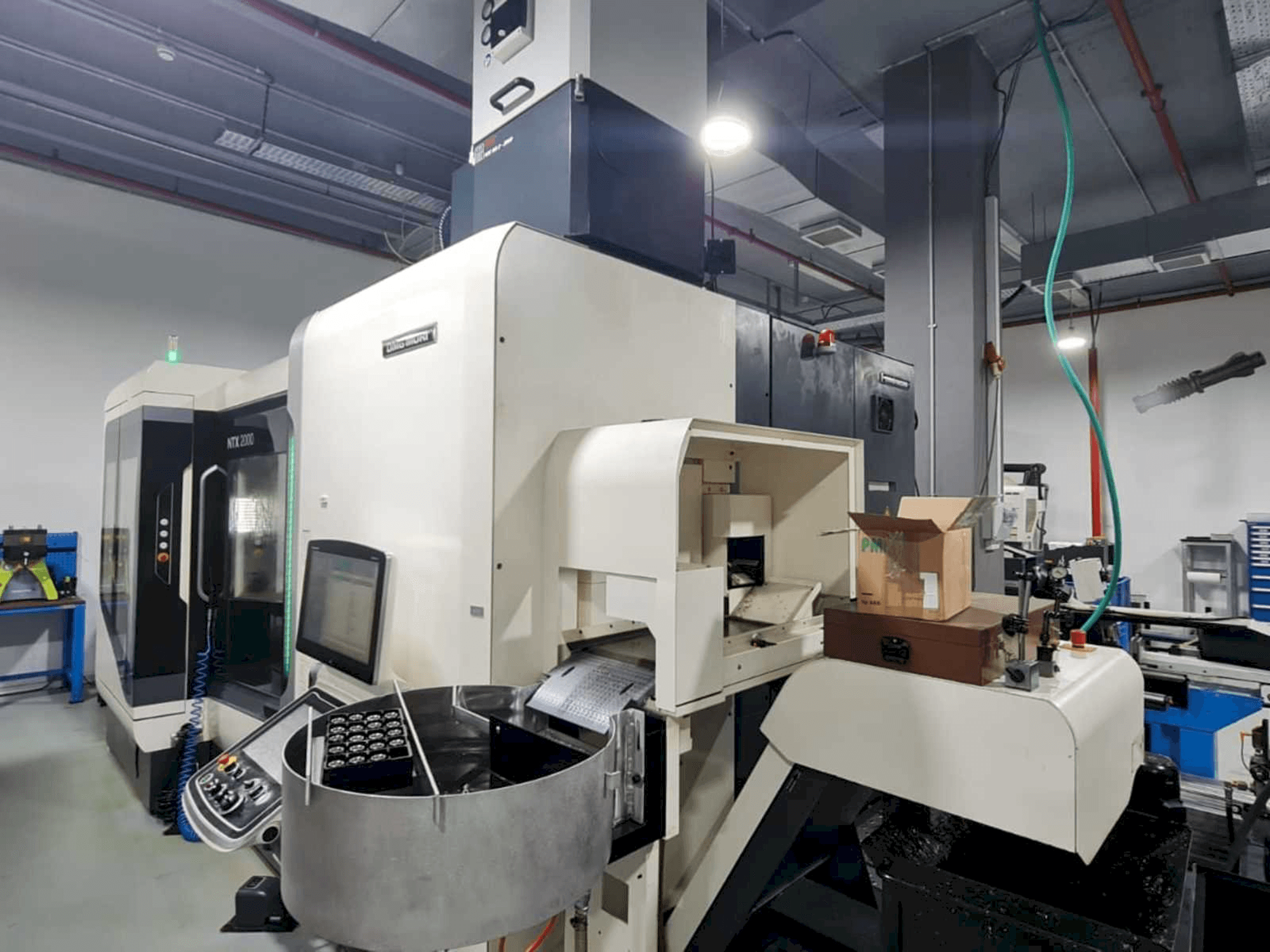 Mašīnas DMG MORI NTX2000/1500SZ labās malas skats